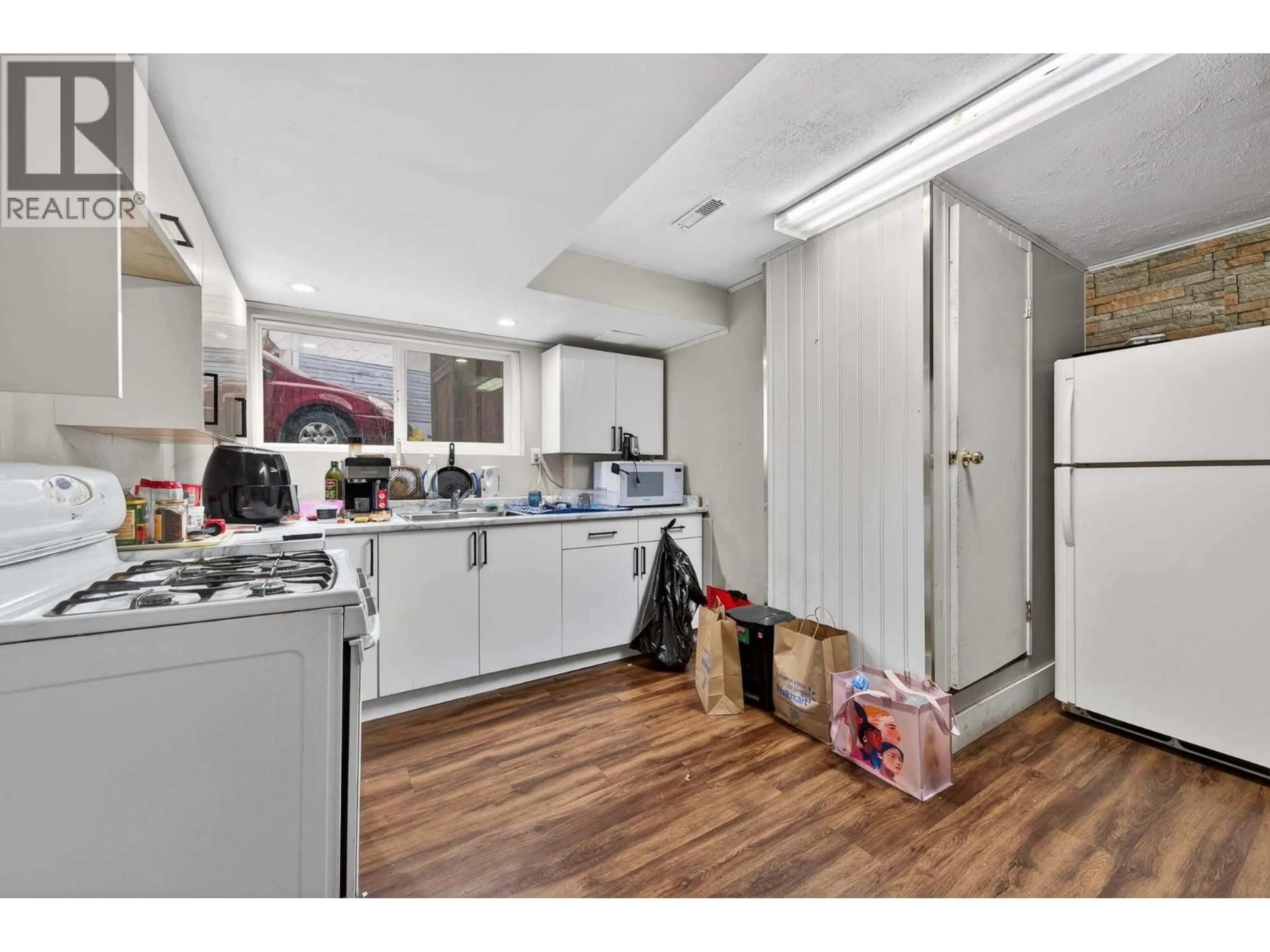 Standard kitchen, unknown for 309 WADDINGTON DRIVE, Kamloops British Columbia V2E1S3