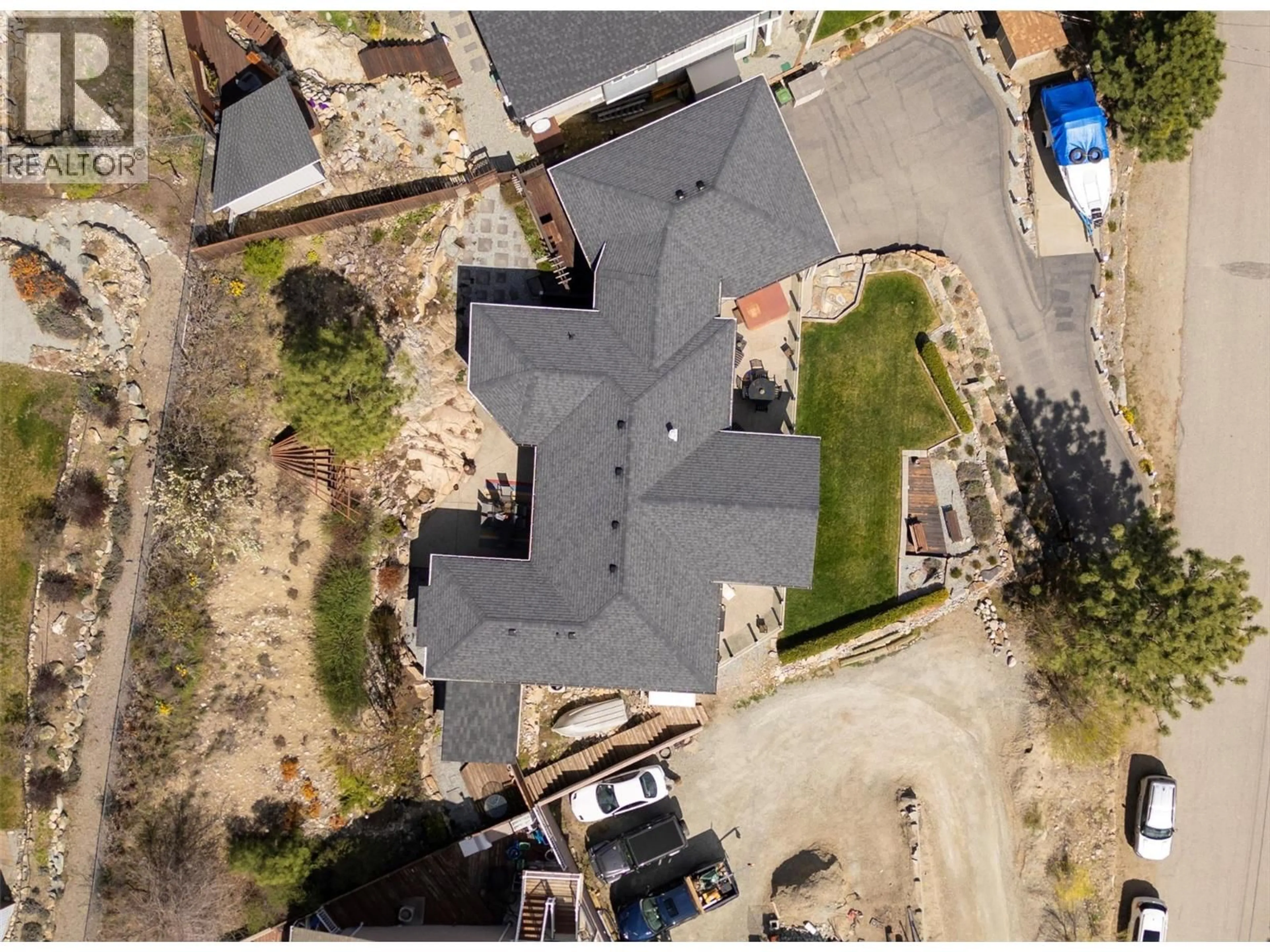 A pic from outside/outdoor area/front of a property/back of a property/a pic from drone, street for 5824 COLUMBIA AVENUE, Peachland British Columbia V0H1X4