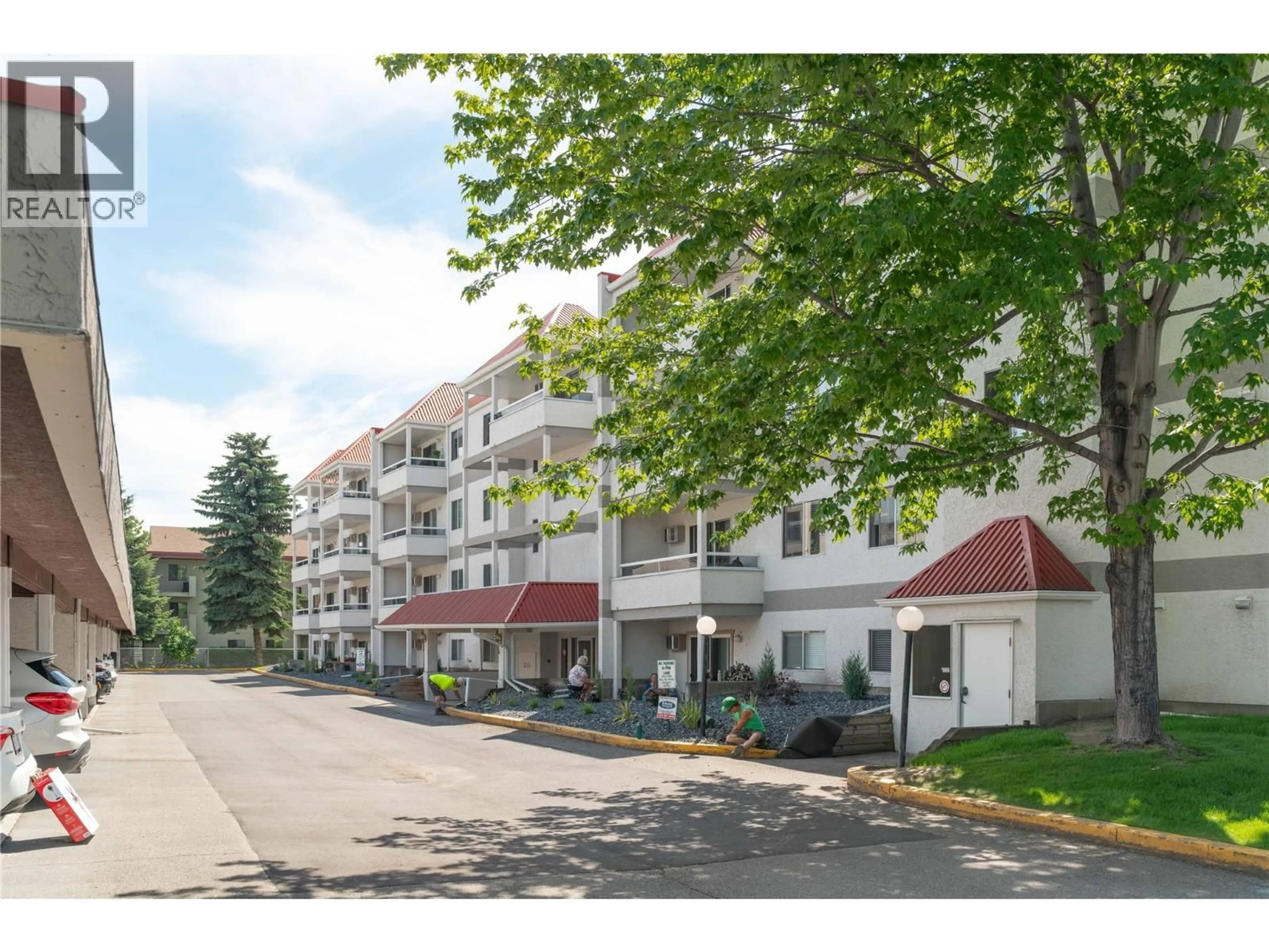 Patio, street for 404 - 3155 DE MONTREUIL COURT, Kelowna British Columbia V1W3W1