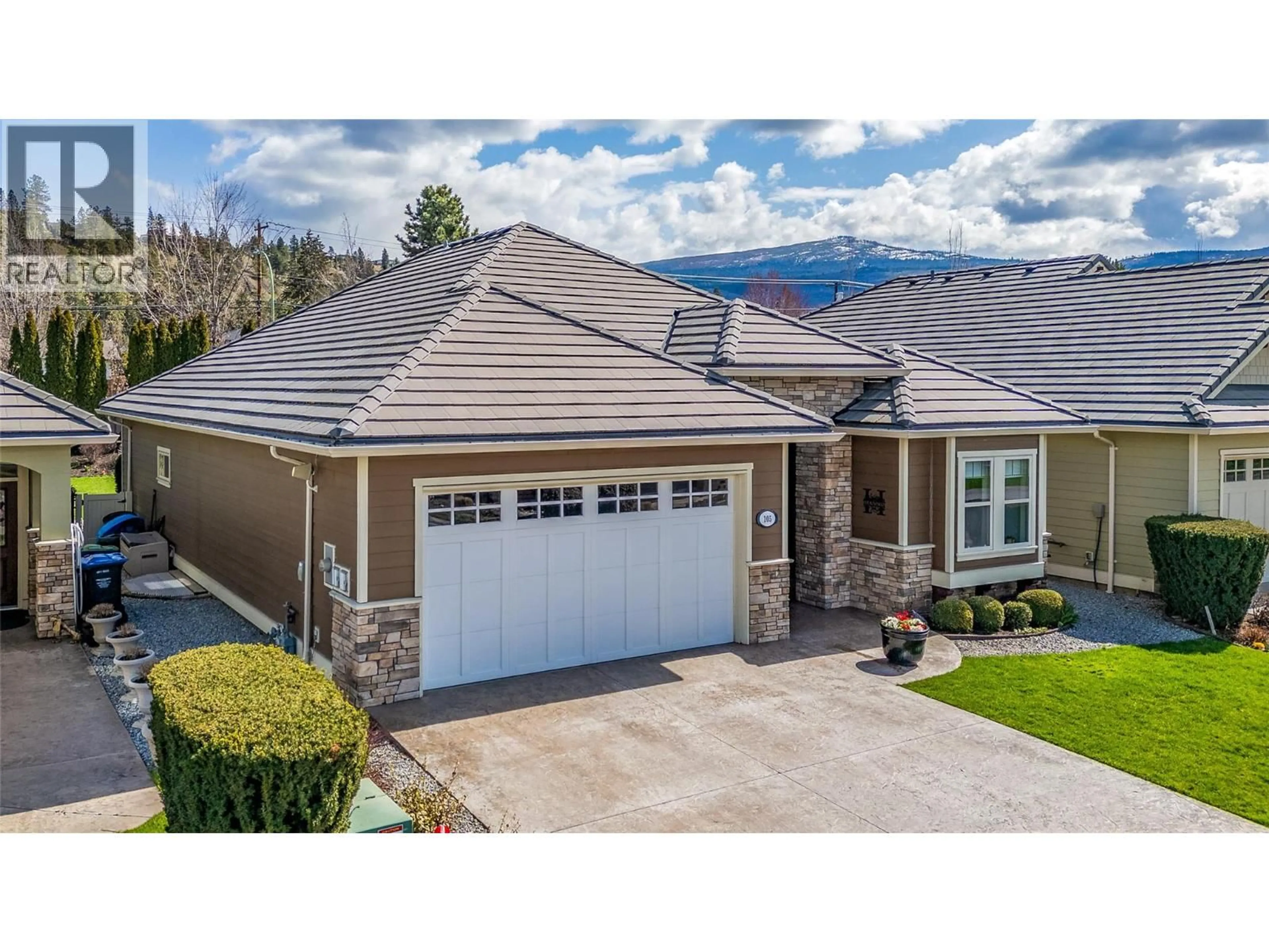 Home with vinyl exterior material, mountain view for 105 - 4450 GORDON DRIVE, Kelowna British Columbia V1W1T1