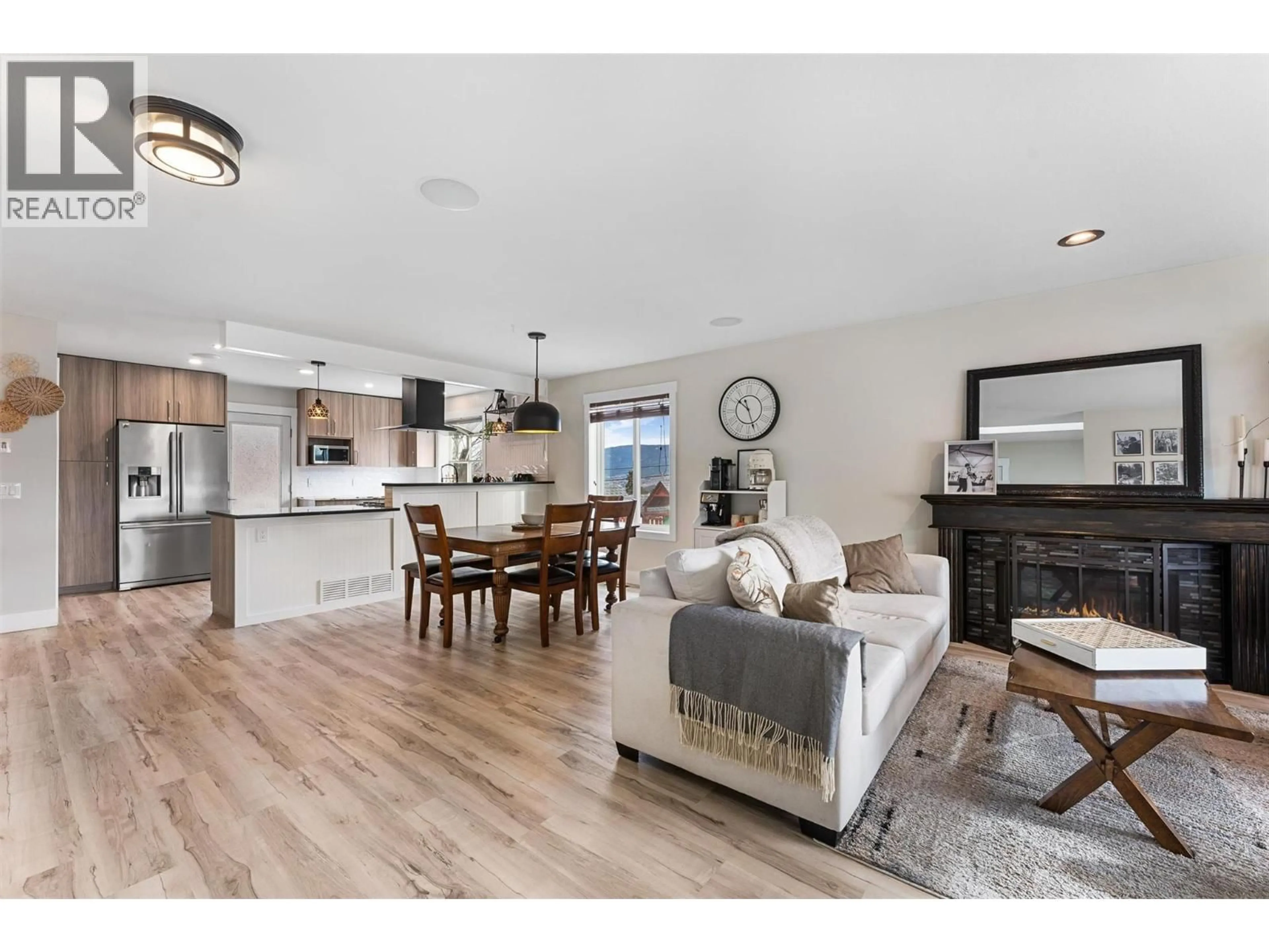 Open concept kitchen, wood/laminate floor for 2186 FINLAY COURT, Lake Country British Columbia V1V1J1