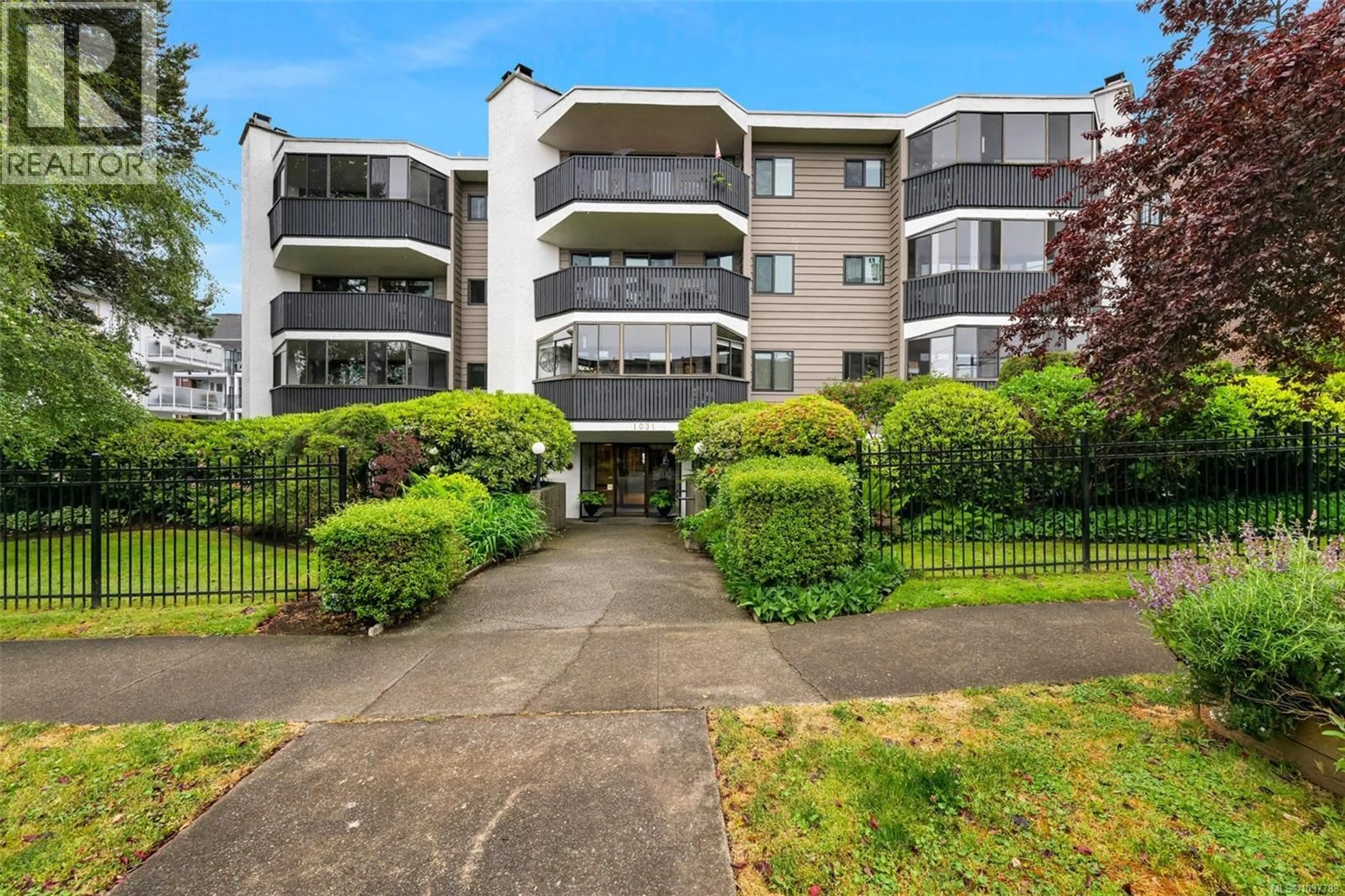 A pic from outside/outdoor area/front of a property/back of a property/a pic from drone, unknown for 103 - 1031 BURDETT AVENUE NORTH, Victoria British Columbia V8V3G9