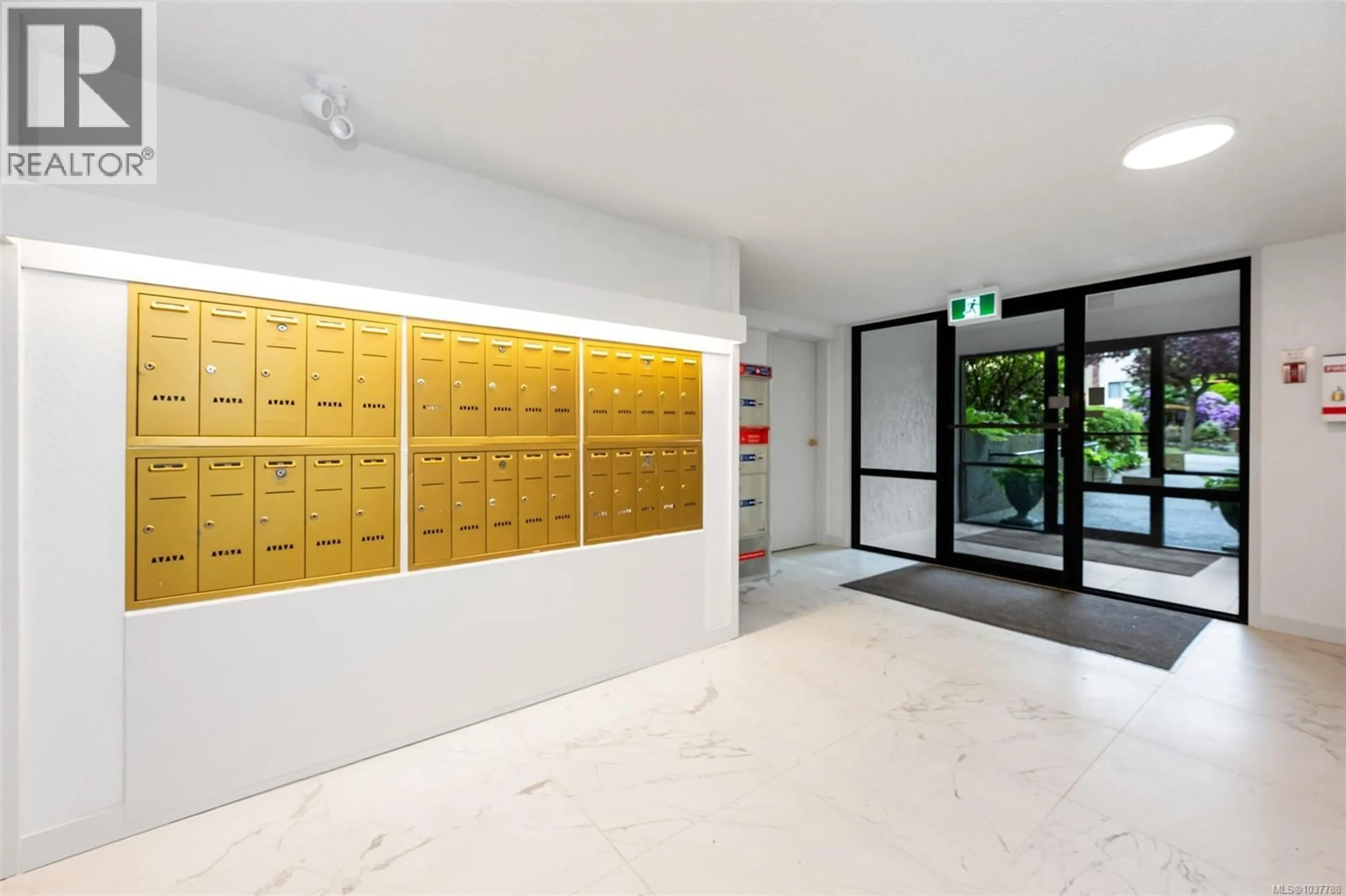 Indoor foyer for 103 - 1031 BURDETT AVENUE NORTH, Victoria British Columbia V8V3G9