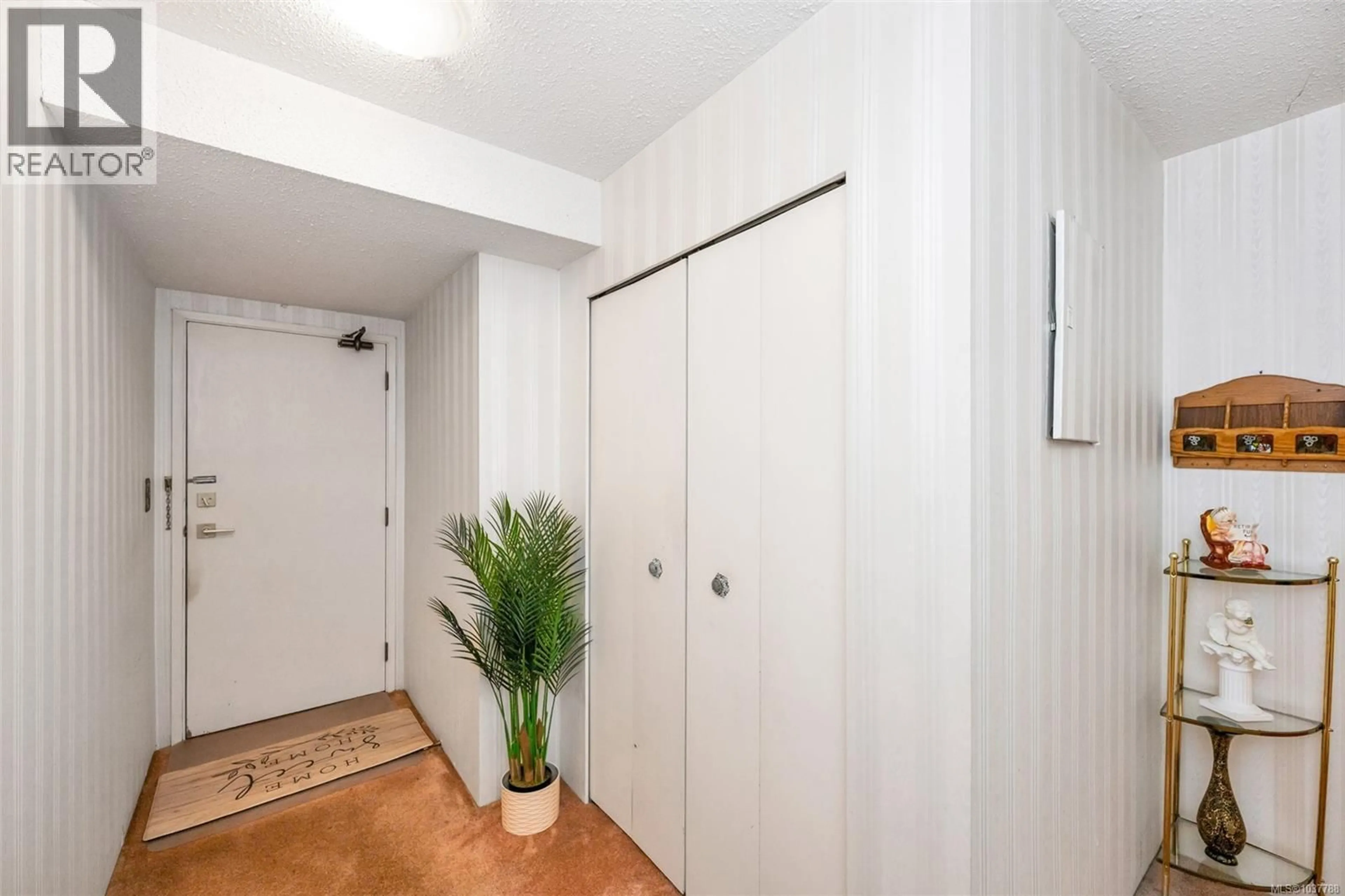Indoor entryway for 103 - 1031 BURDETT AVENUE NORTH, Victoria British Columbia V8V3G9