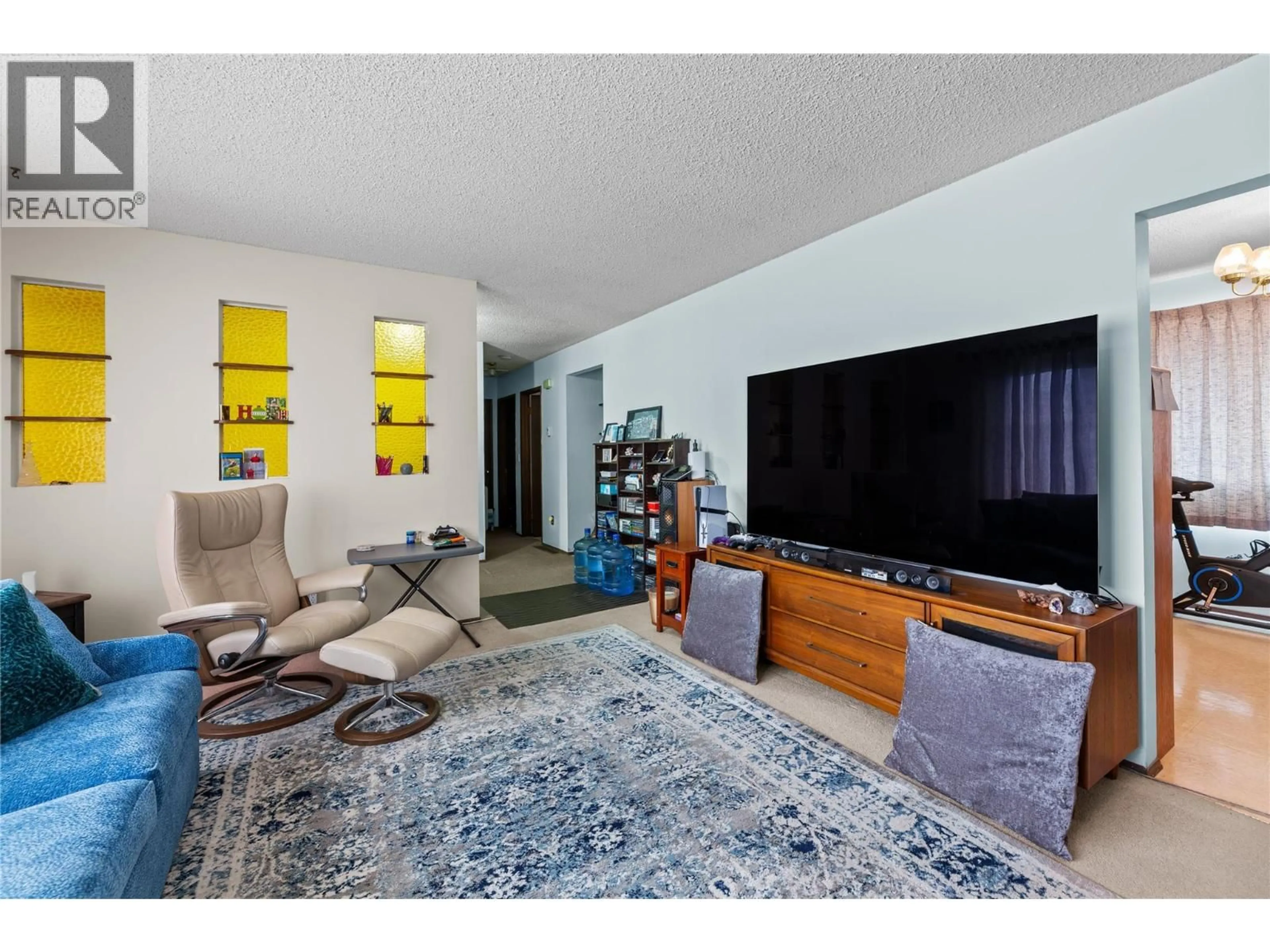 Living room with furniture, unknown for 530-540 HOLLYWOOD ROAD NORTH, Kelowna British Columbia V1X6J5