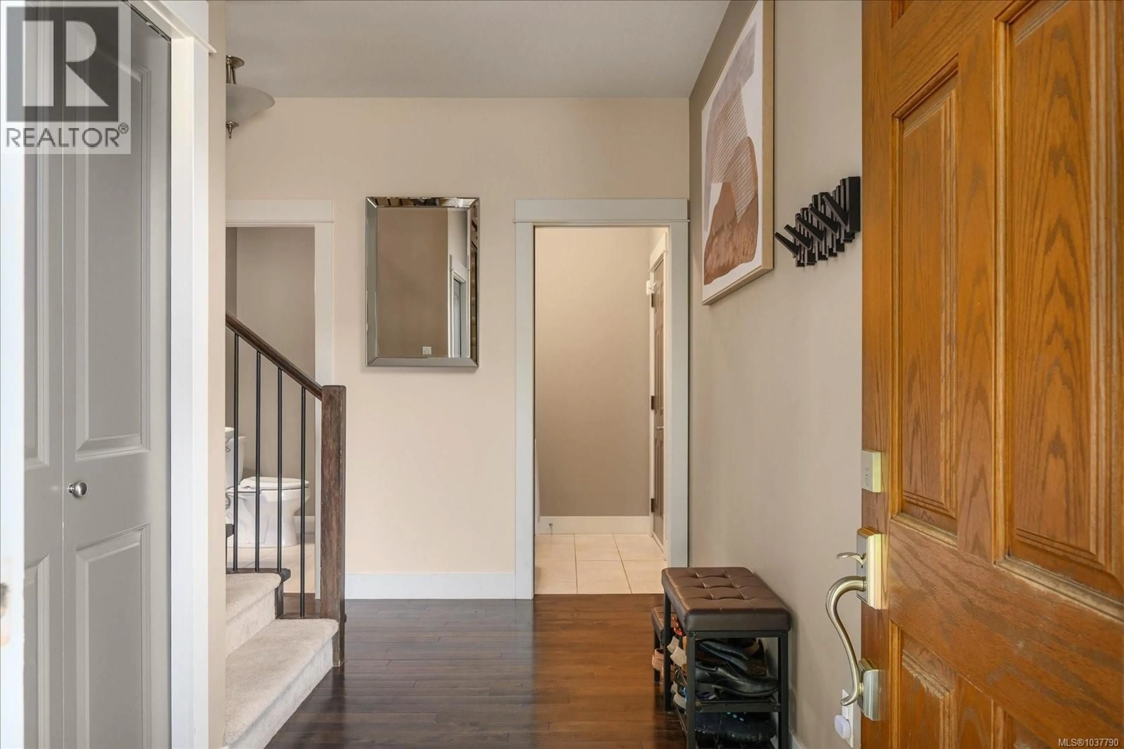 Indoor entryway for 6196 STRATHCONA PLACE, Nanaimo British Columbia V9T0A3