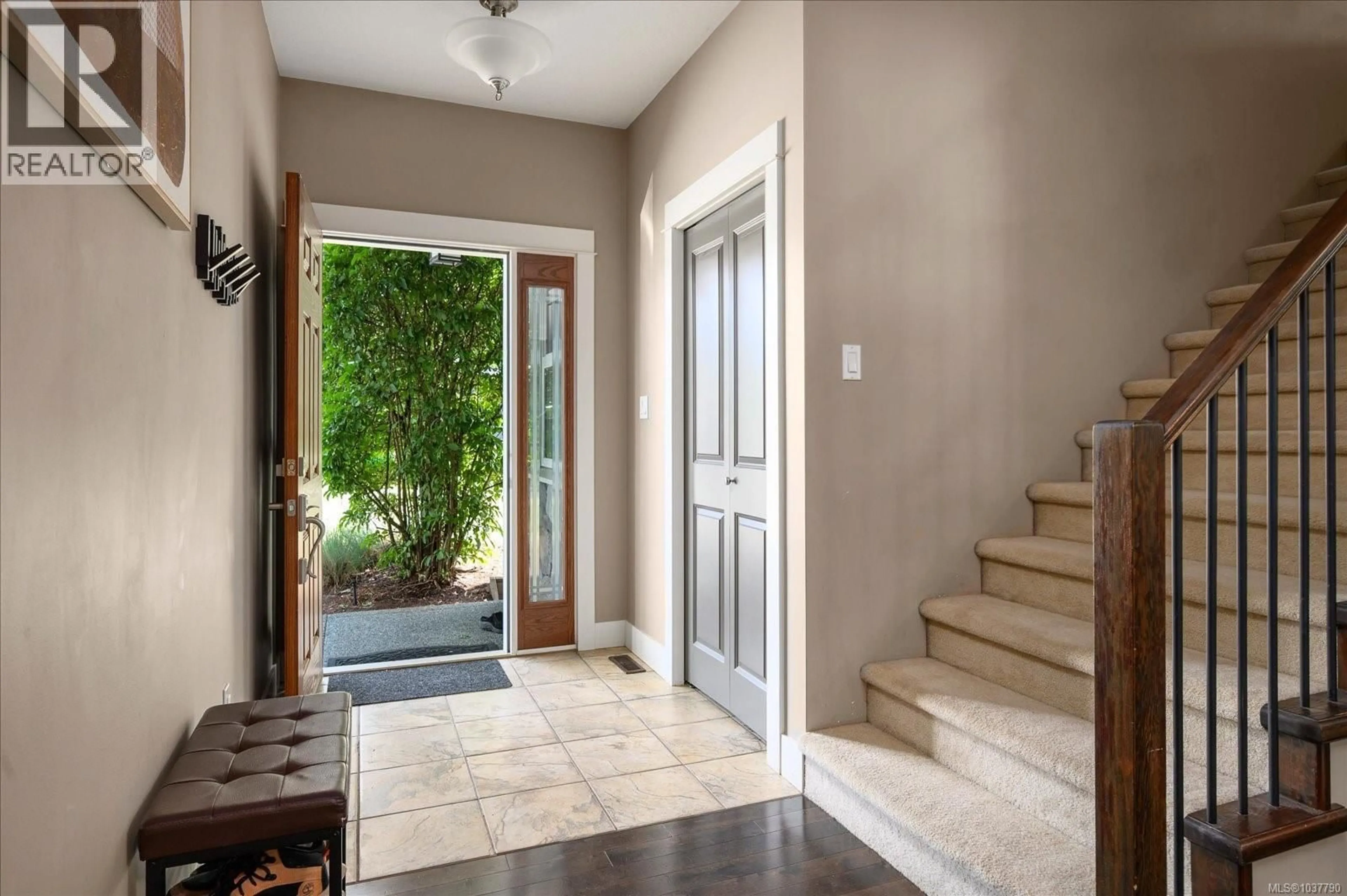 Indoor entryway for 6196 STRATHCONA PLACE, Nanaimo British Columbia V9T0A3
