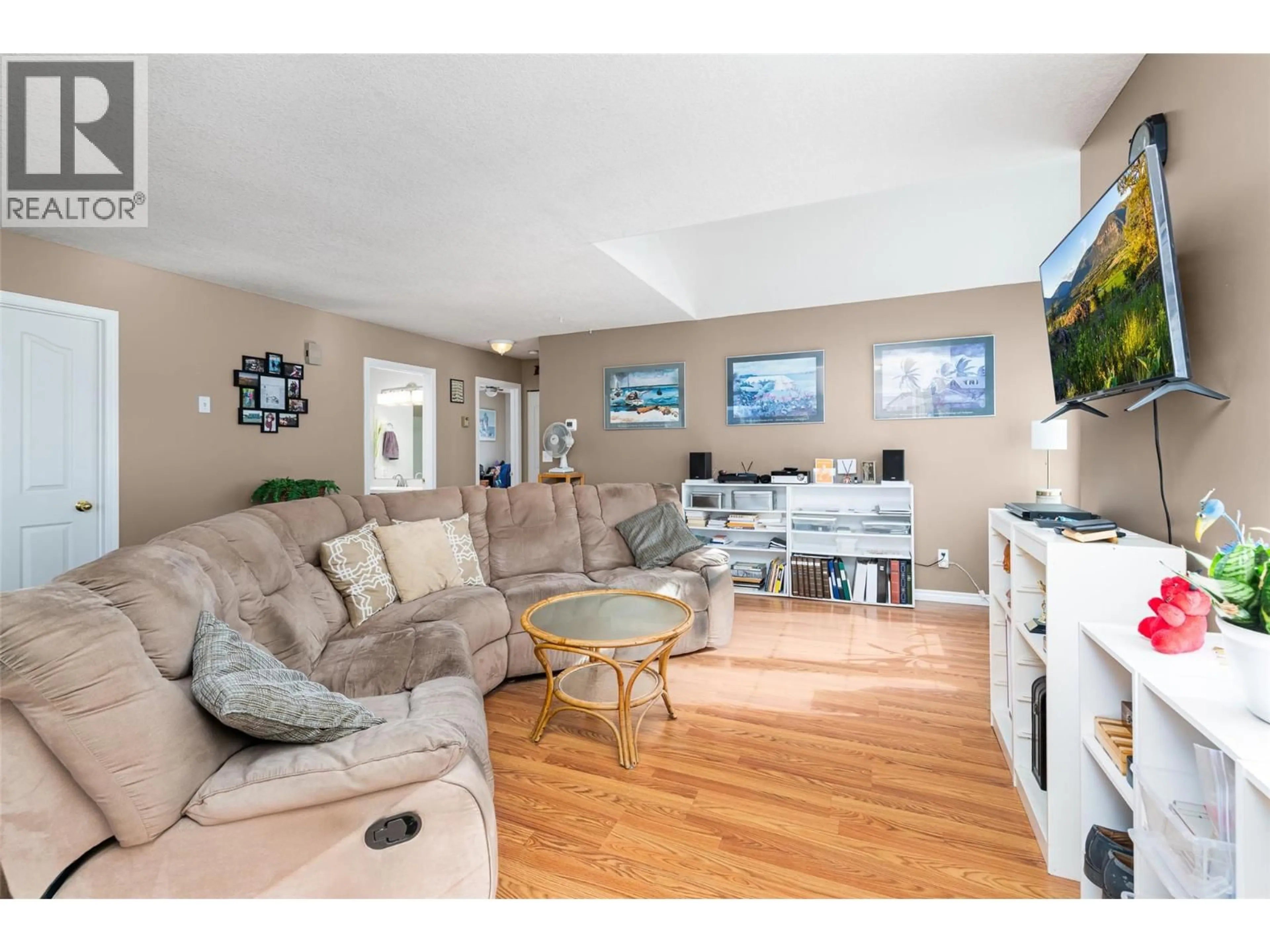 Living room with furniture, wood/laminate floor for F - 338 9TH AVENUE SOUTH, Creston British Columbia V0B1G3