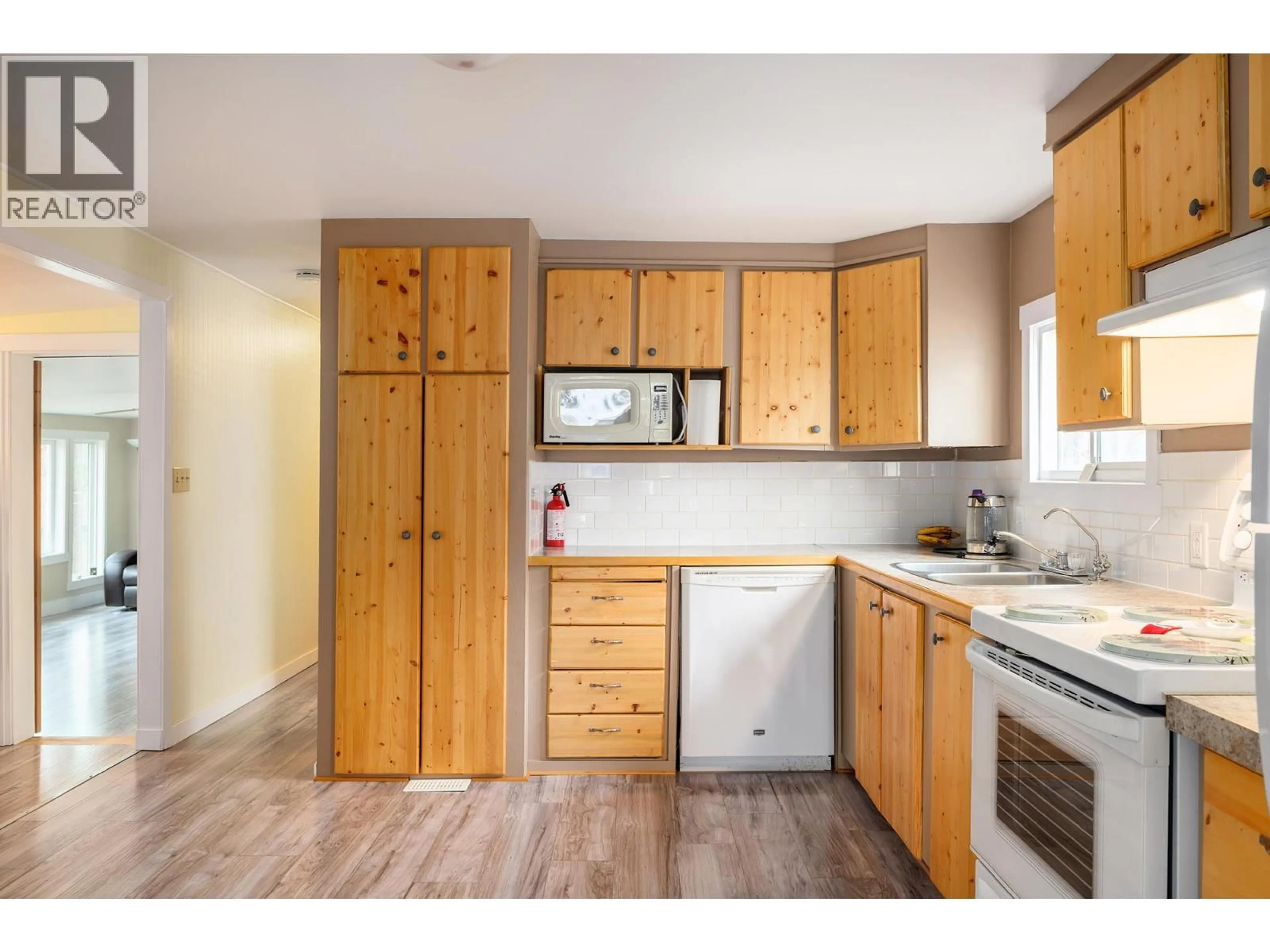 Standard kitchen, wood/laminate floor for 12 - 5371 PRINCETON AVENUE, Peachland British Columbia V0H1X8