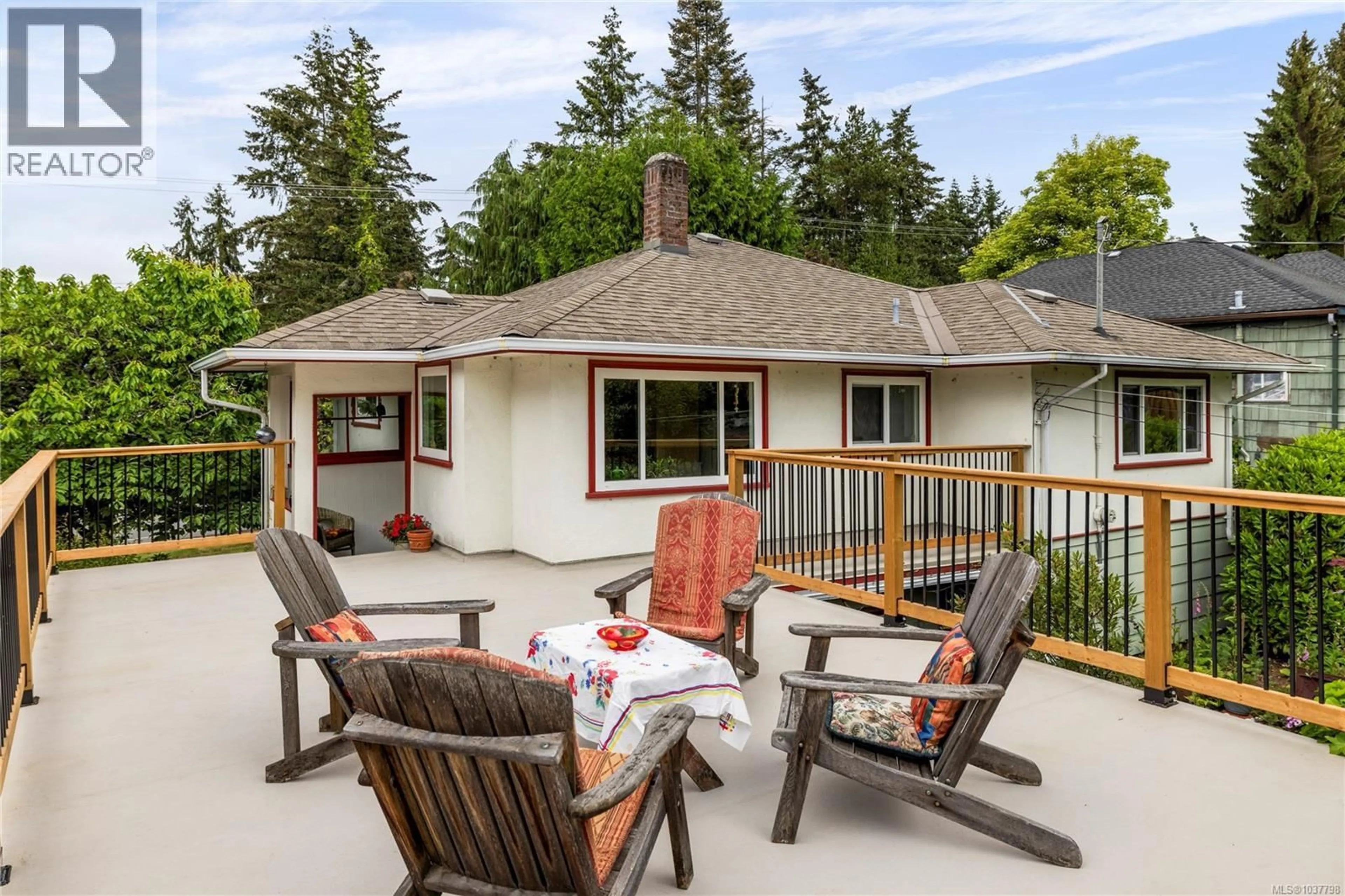 Patio, street for 126 HOWARD AVENUE, Nanaimo British Columbia V9R3R1