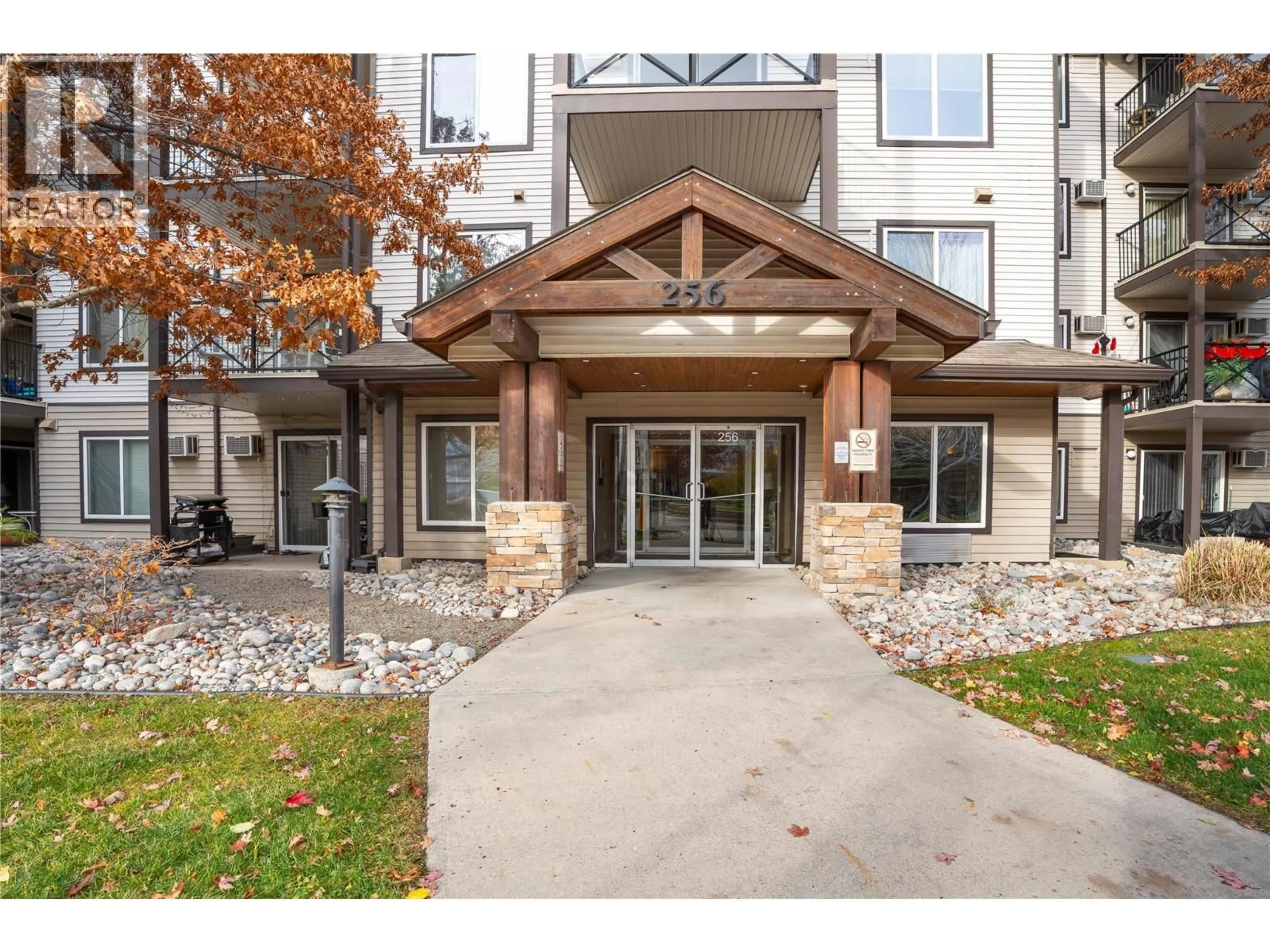 Indoor foyer for 111 - 256 HASTINGS AVENUE, Penticton British Columbia V2A2V6