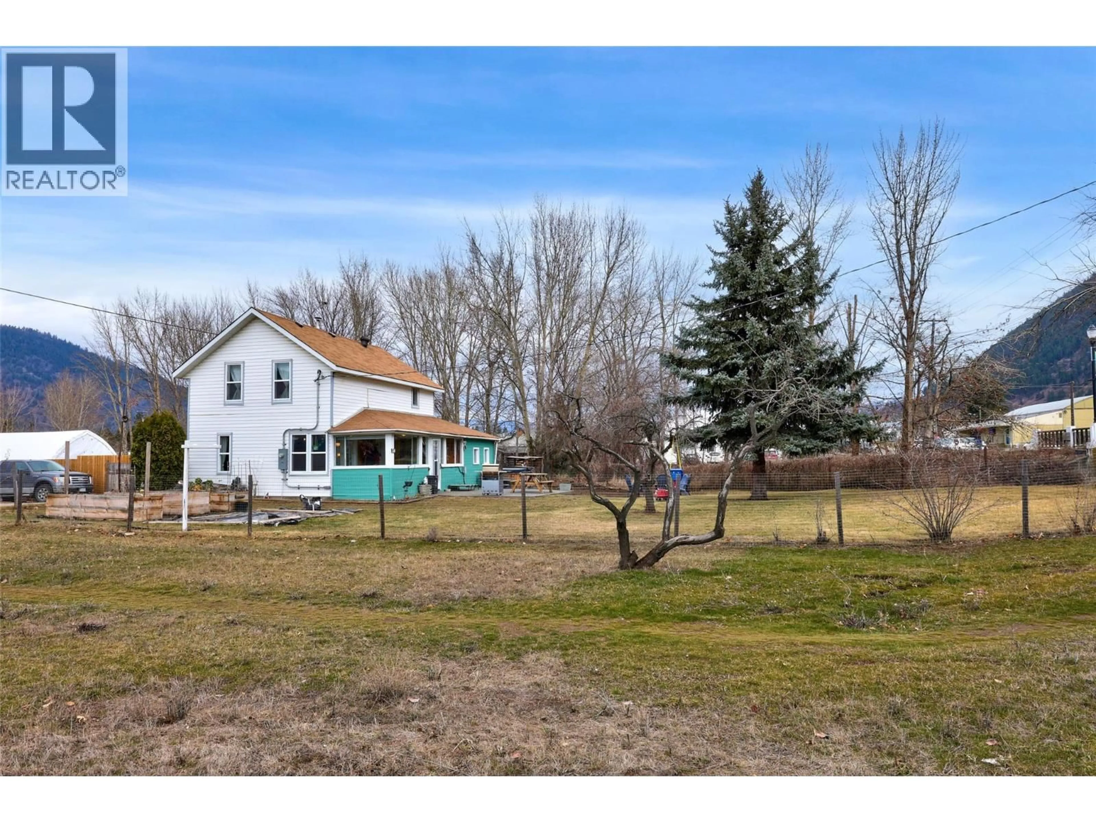 A pic from outside/outdoor area/front of a property/back of a property/a pic from drone, unknown for 514 SHUSWAP AVENUE, Chase British Columbia V0E1M1