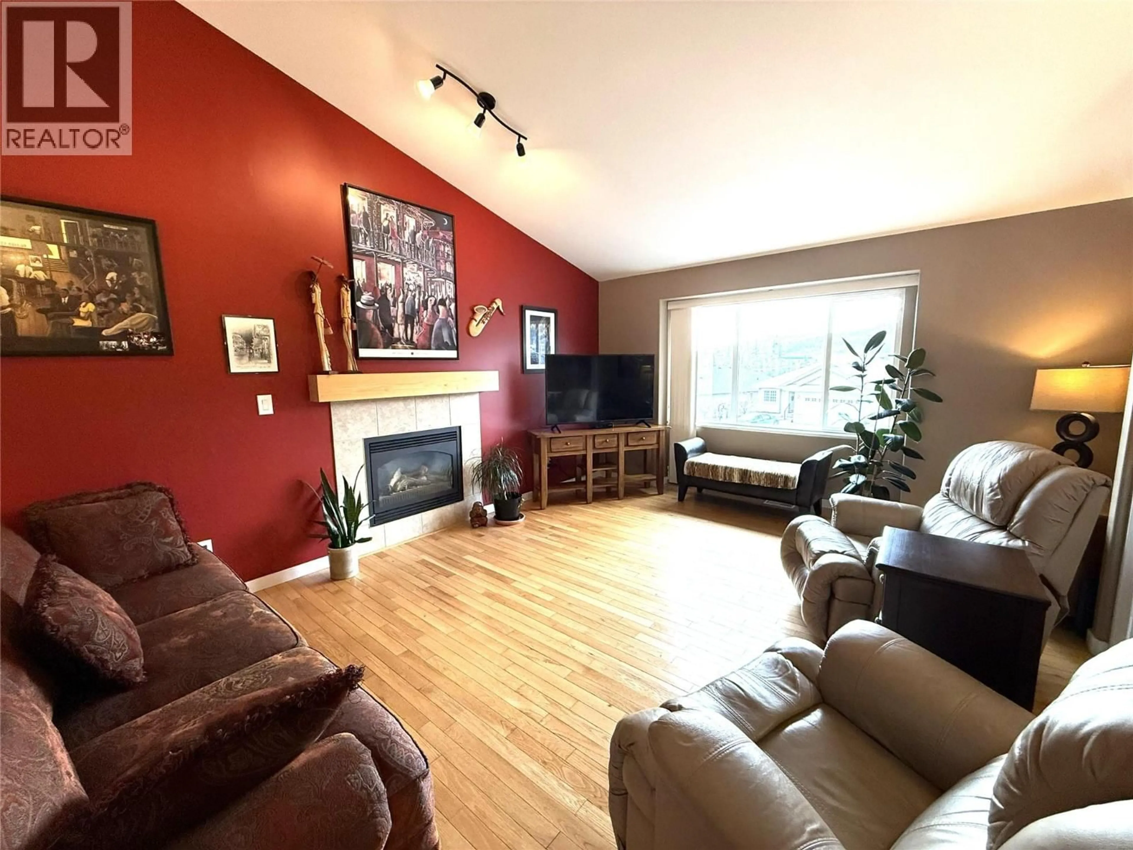 Living room with furniture, wood/laminate floor for 1912 SASKATOON PLACE, Kamloops British Columbia V2E2T1