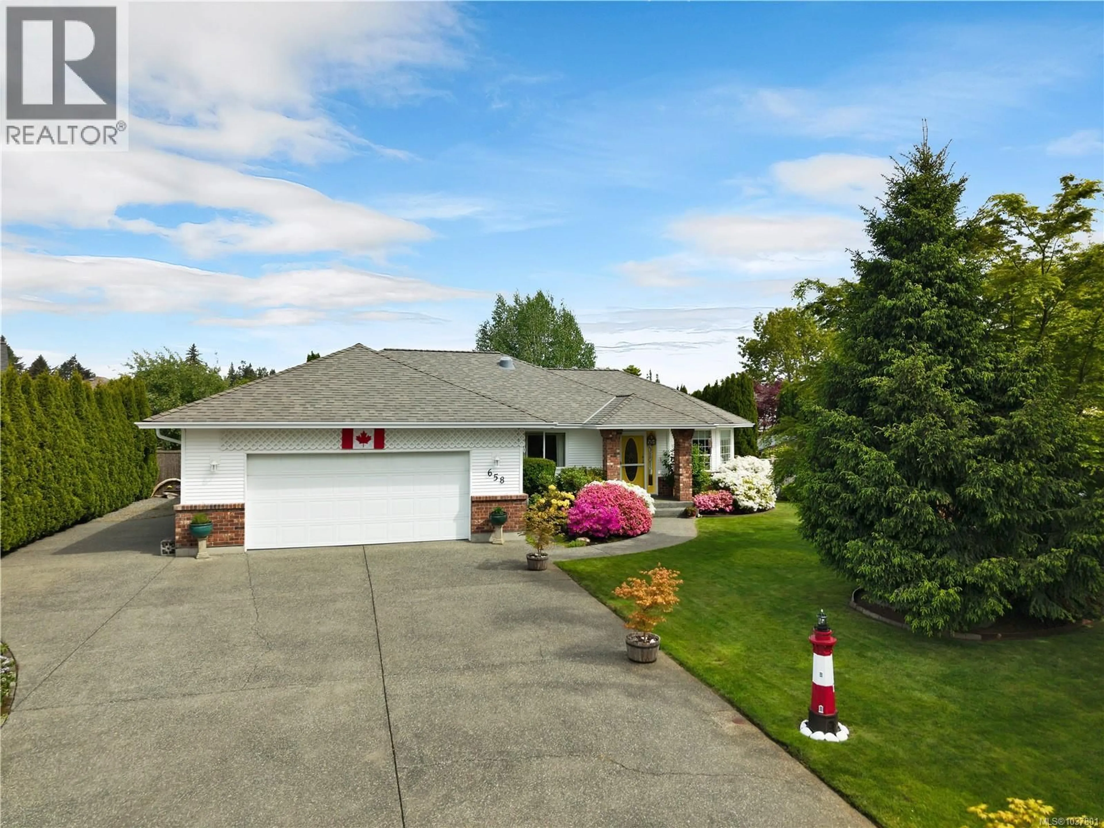 A pic from outside/outdoor area/front of a property/back of a property/a pic from drone, unknown for 658 WINDSOR PLACE, Campbell River British Columbia V9W7Y6