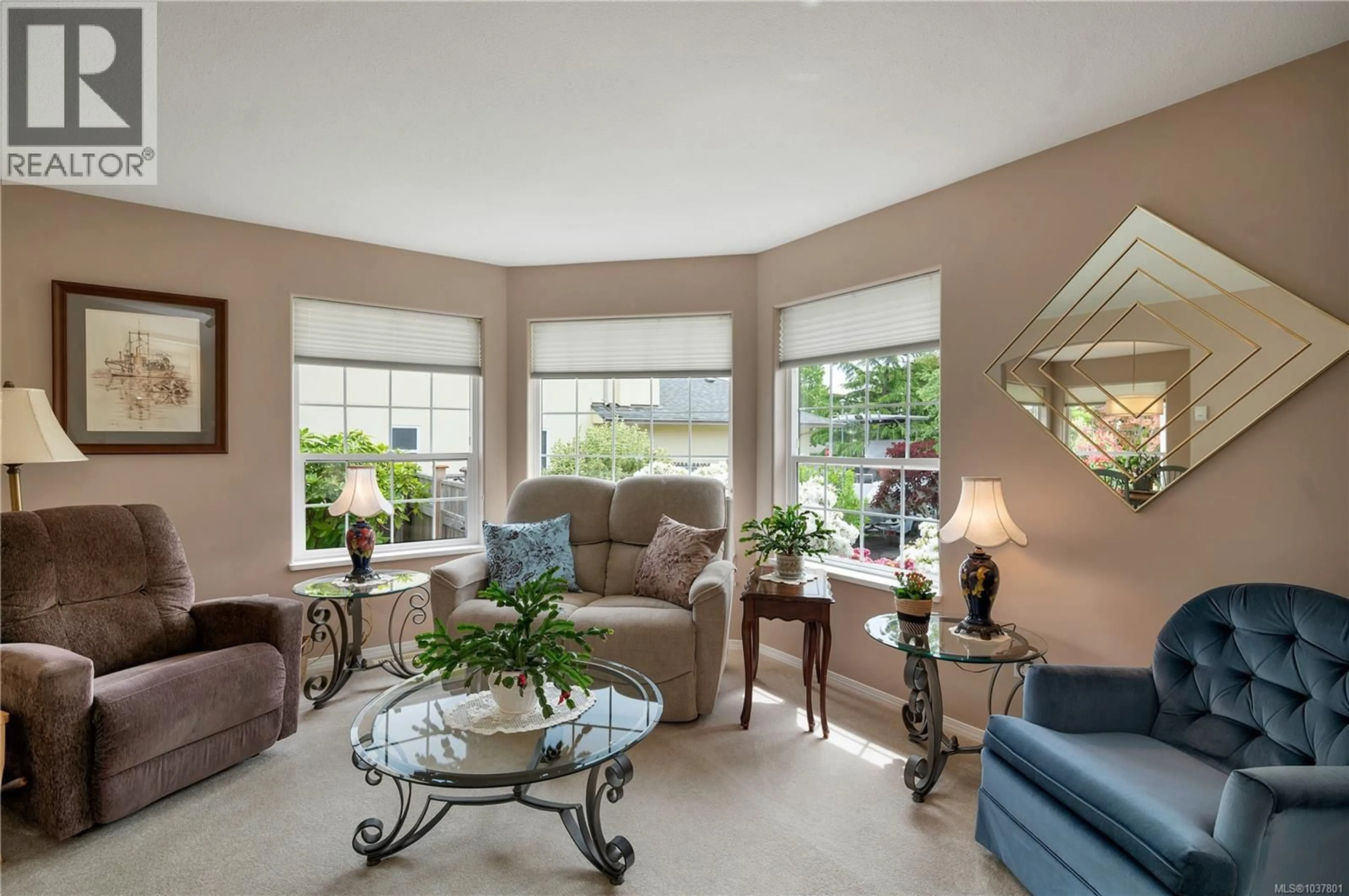 Living room with furniture, ceramic/tile floor for 658 WINDSOR PLACE, Campbell River British Columbia V9W7Y6