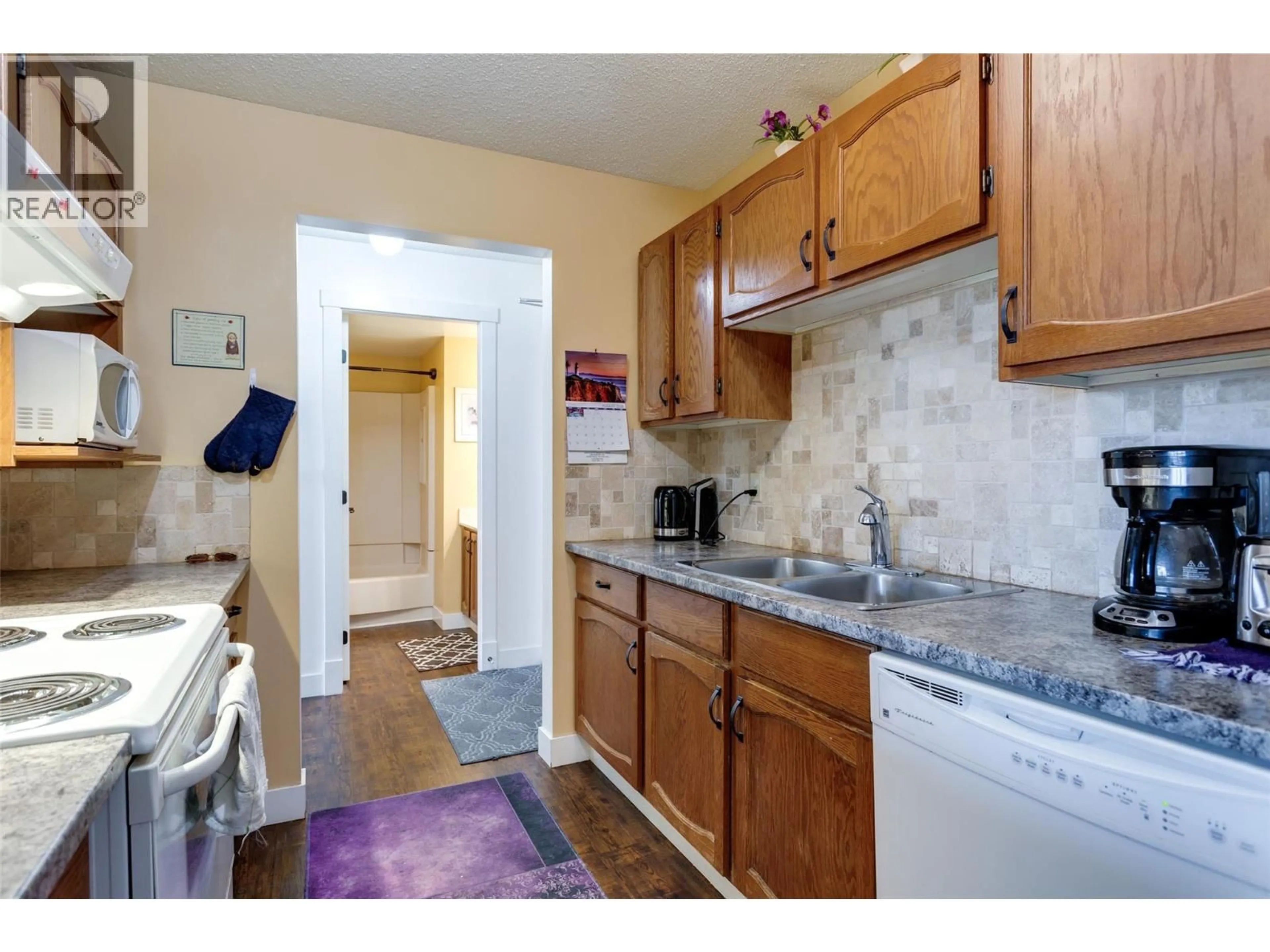 Standard kitchen, unknown for 206 - 1490B GORDON DRIVE, Kelowna British Columbia V1Y3G7