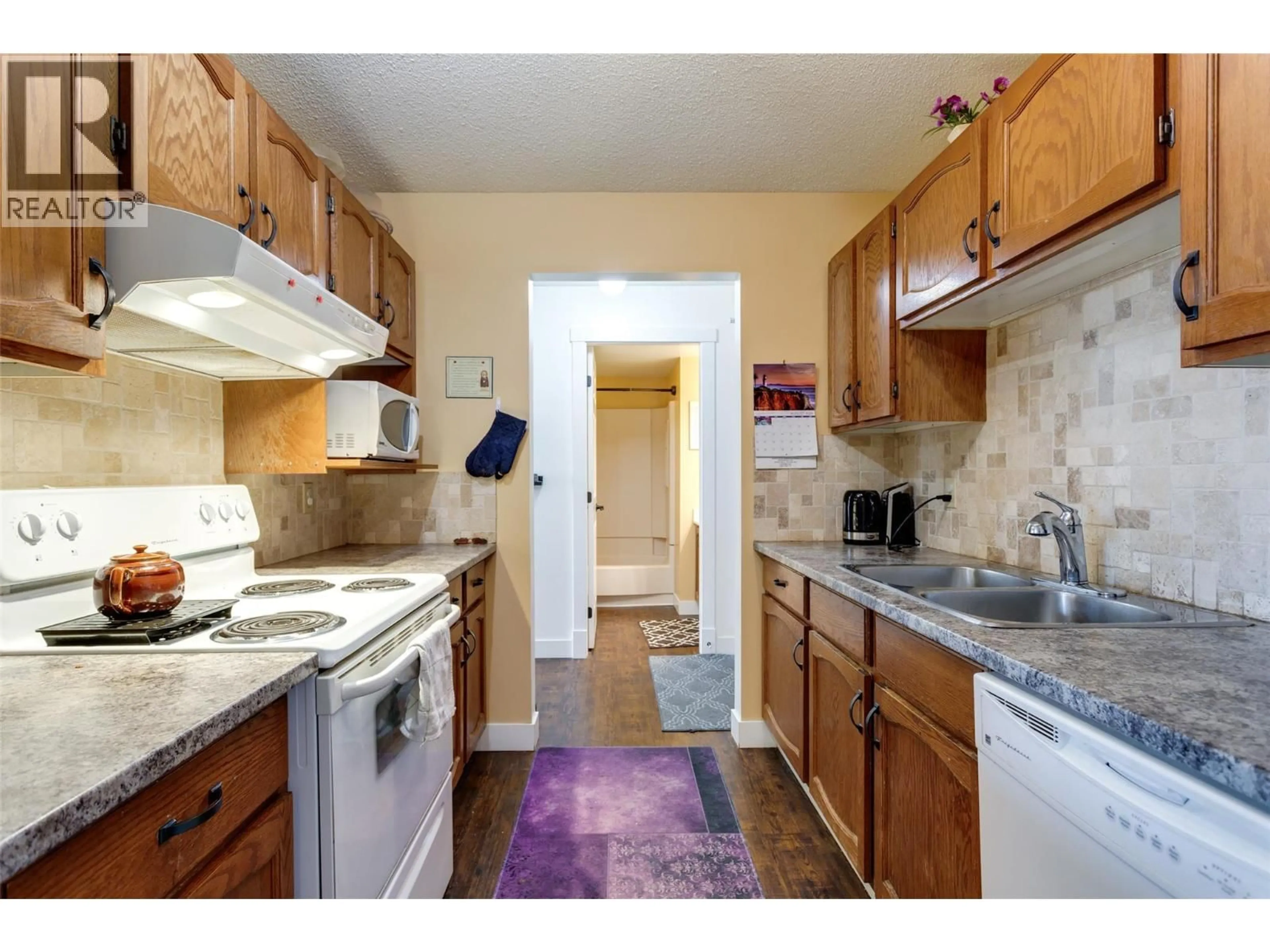 Standard kitchen, unknown for 206 - 1490B GORDON DRIVE, Kelowna British Columbia V1Y3G7
