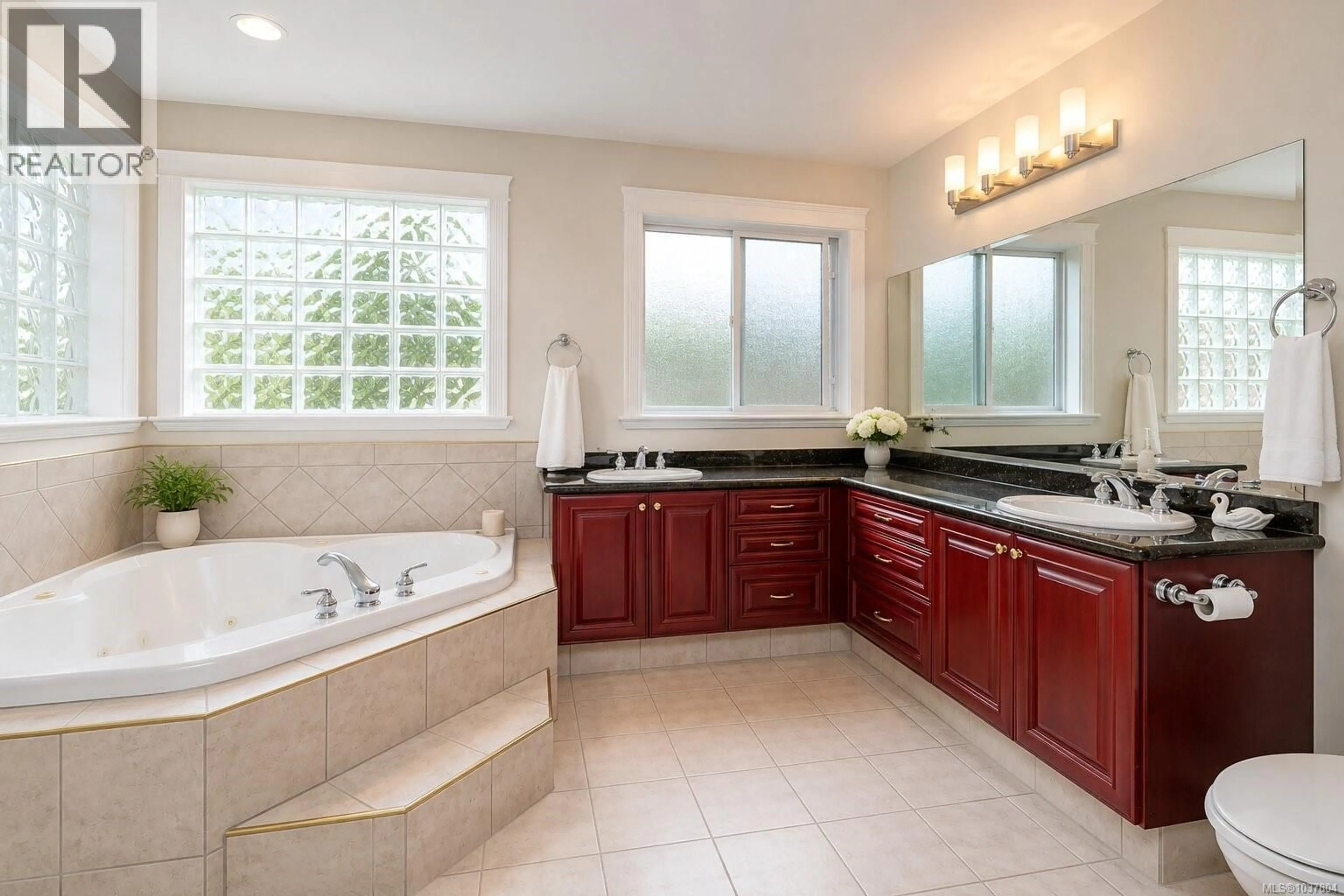 Contemporary bathroom, ceramic/tile floor for 6797 HAMPTON PLACE, Duncan British Columbia V9L6X7