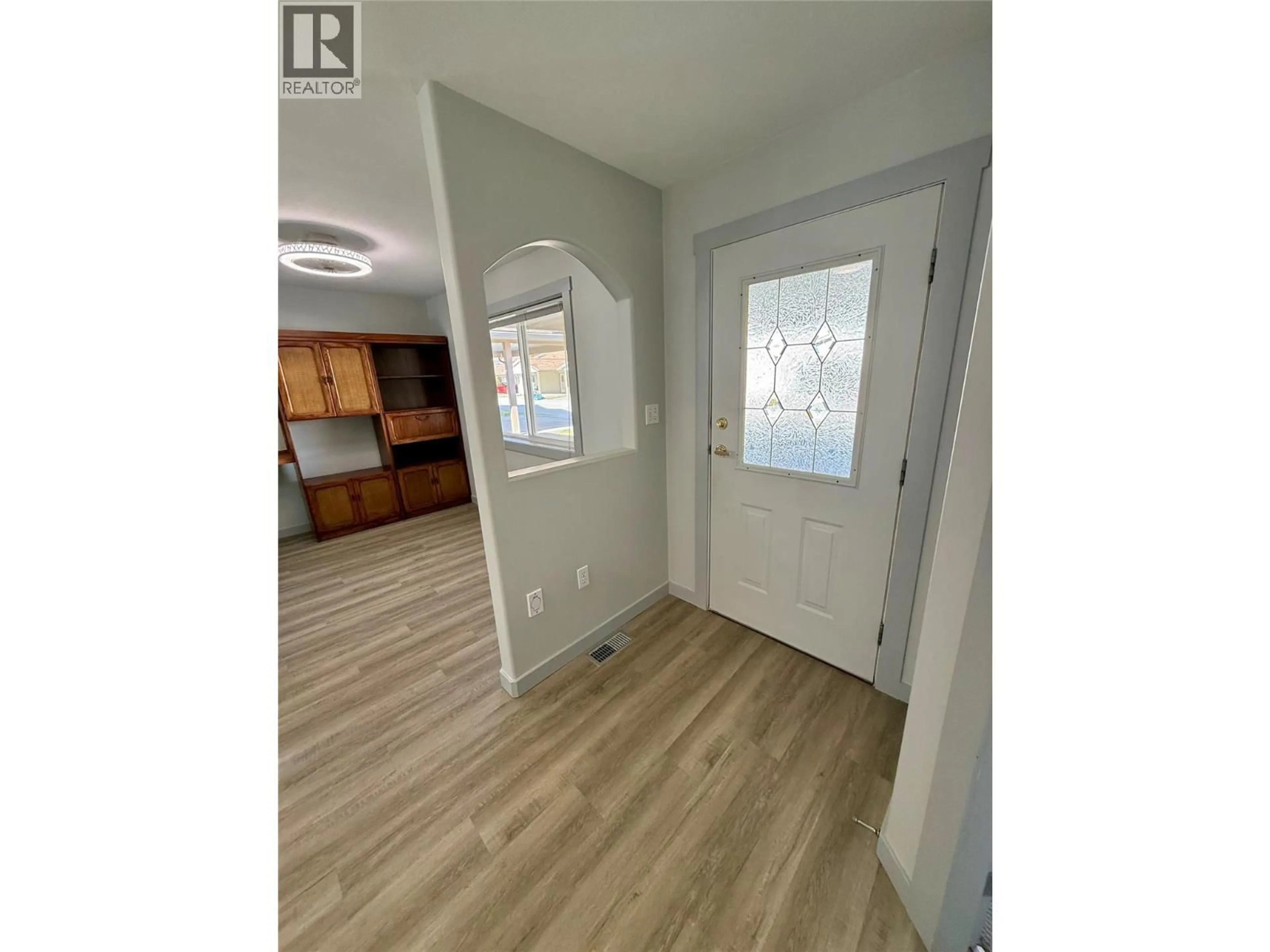 Indoor entryway for 7 - 2210 COLUMBIA AVENUE, Castlegar British Columbia V1N2X1