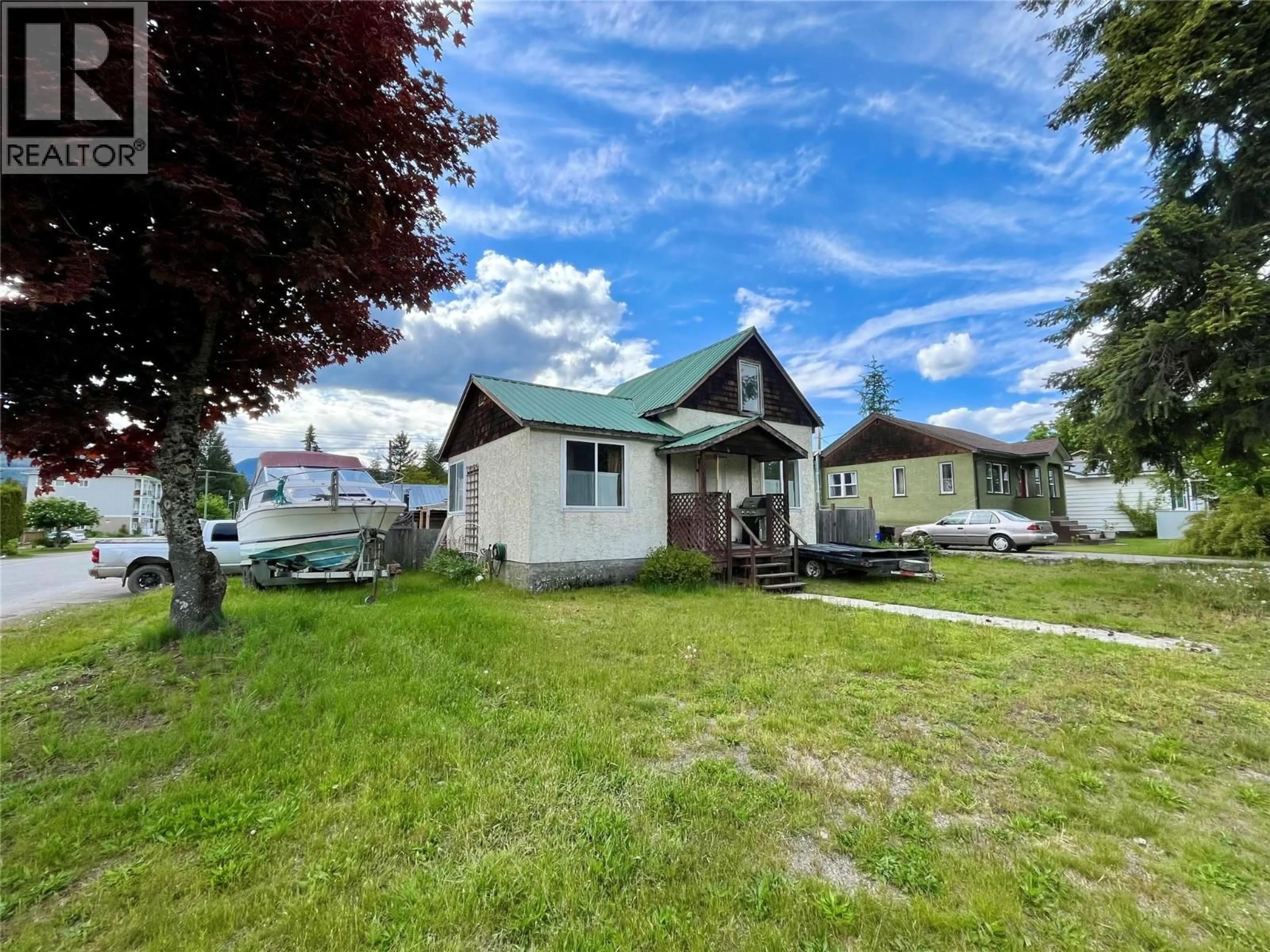 A pic from outside/outdoor area/front of a property/back of a property/a pic from drone, street for 302 6TH AVENUE NORTHWEST, Nakusp British Columbia V0G1R0