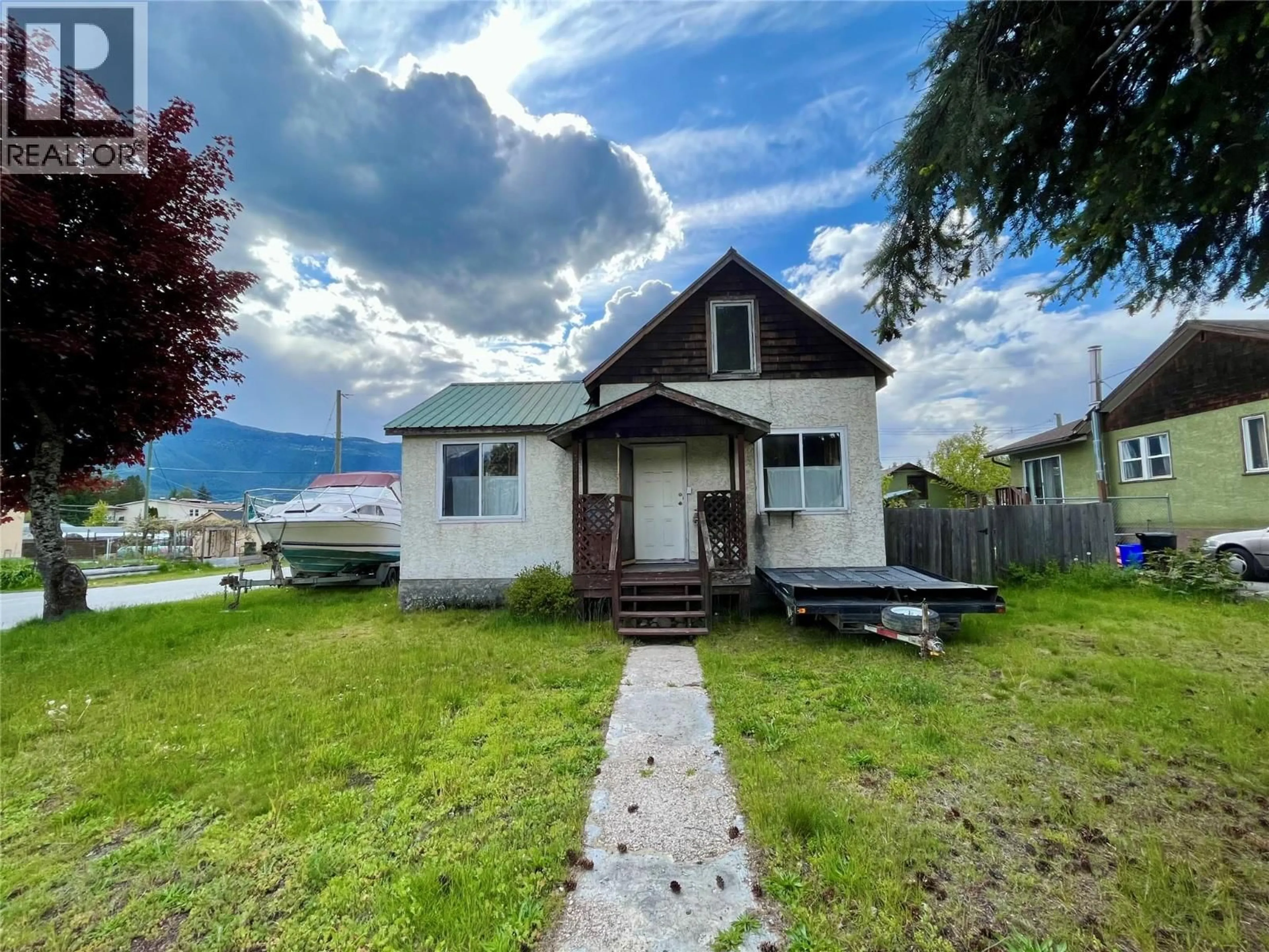 A pic from outside/outdoor area/front of a property/back of a property/a pic from drone, unknown for 302 6TH AVENUE NORTHWEST, Nakusp British Columbia V0G1R0