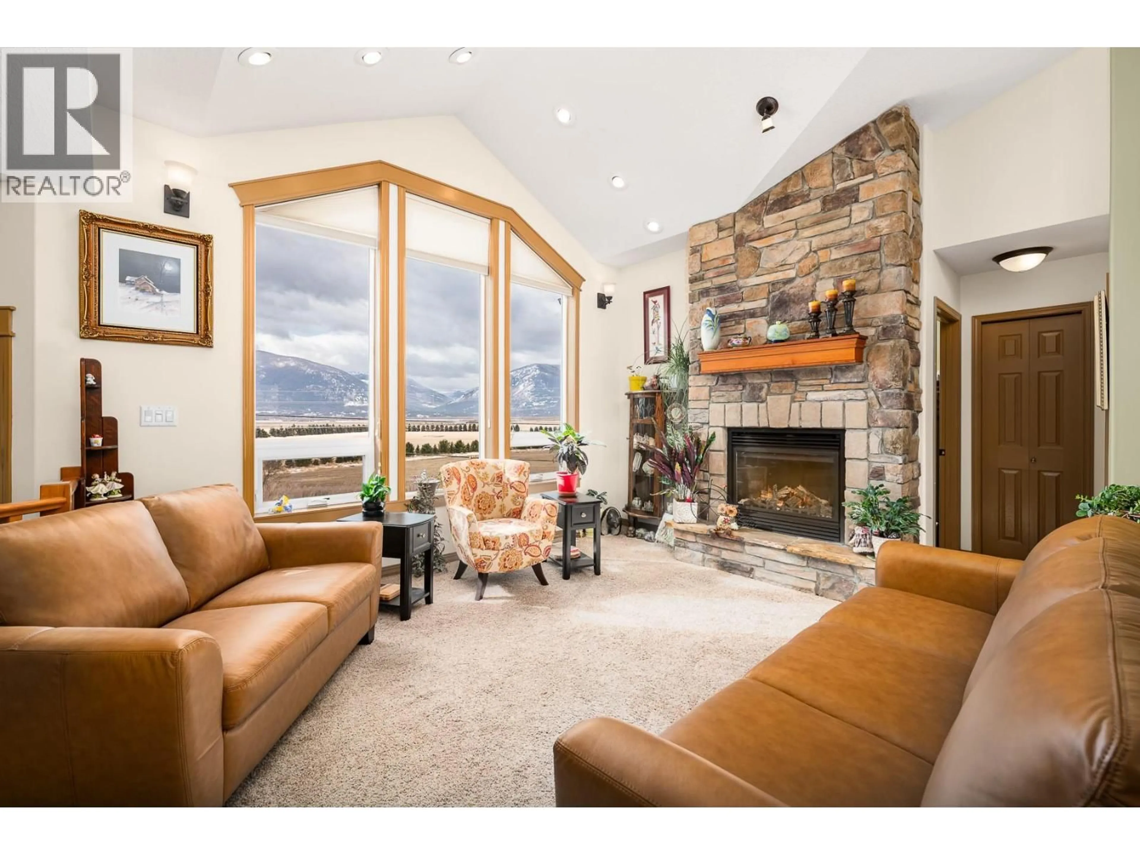 Living room with furniture, unknown for 1021 KOOTENAY PLACE, Creston British Columbia V0B1G3