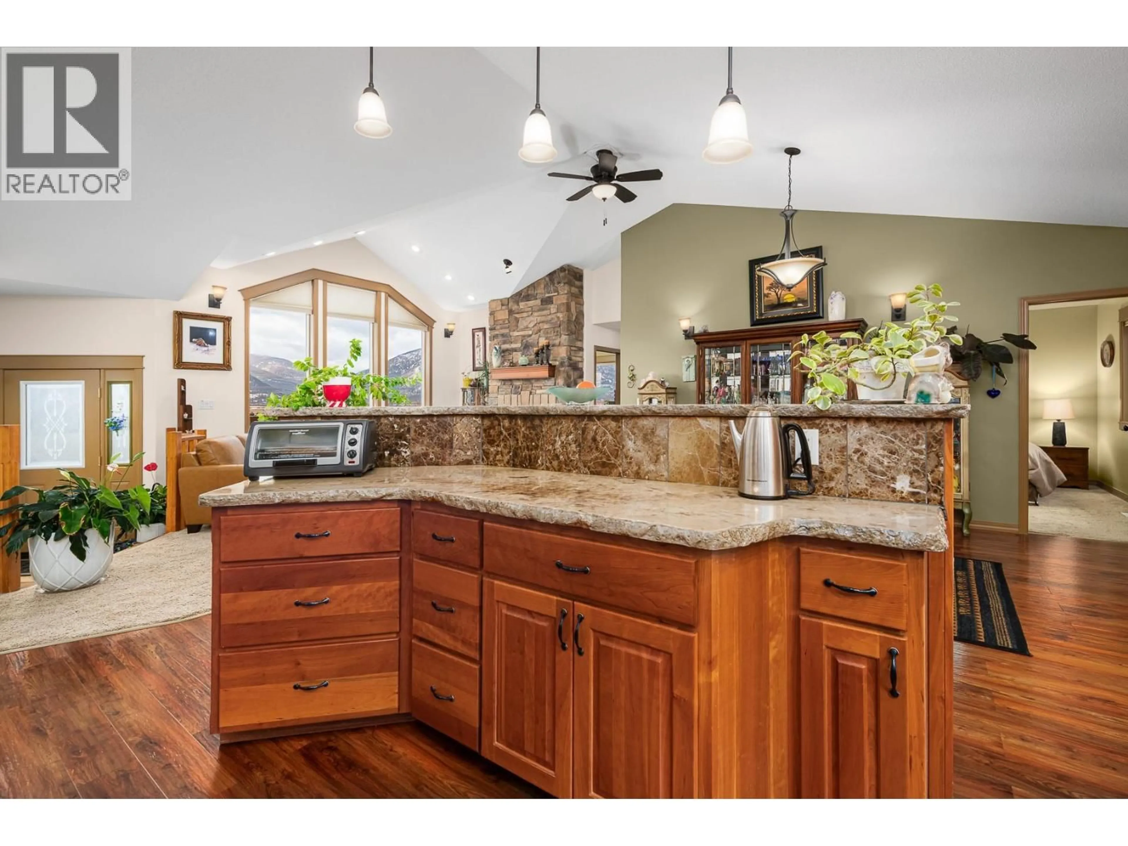 Open concept kitchen, unknown for 1021 KOOTENAY PLACE, Creston British Columbia V0B1G3