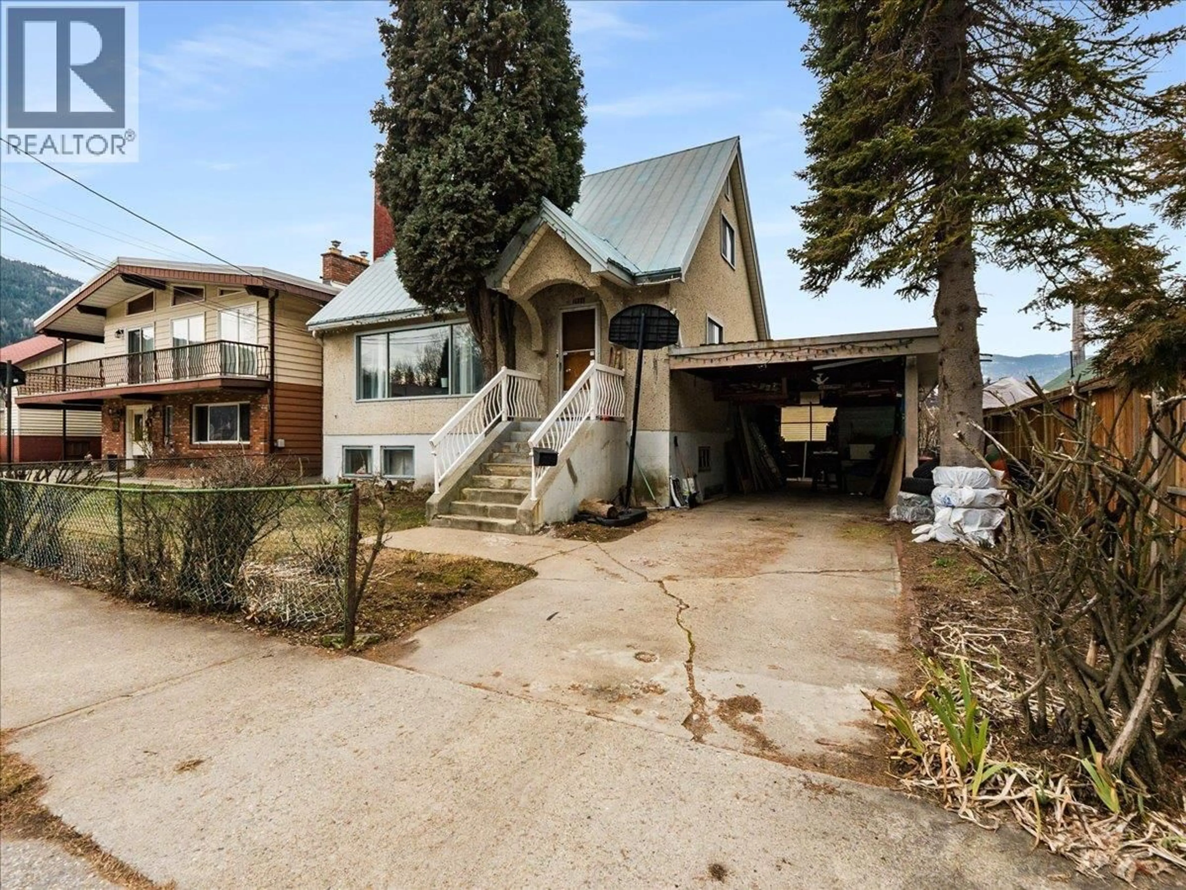 A pic from outside/outdoor area/front of a property/back of a property/a pic from drone, street for 1220 THIRD AVENUE, Trail British Columbia V1R1P2