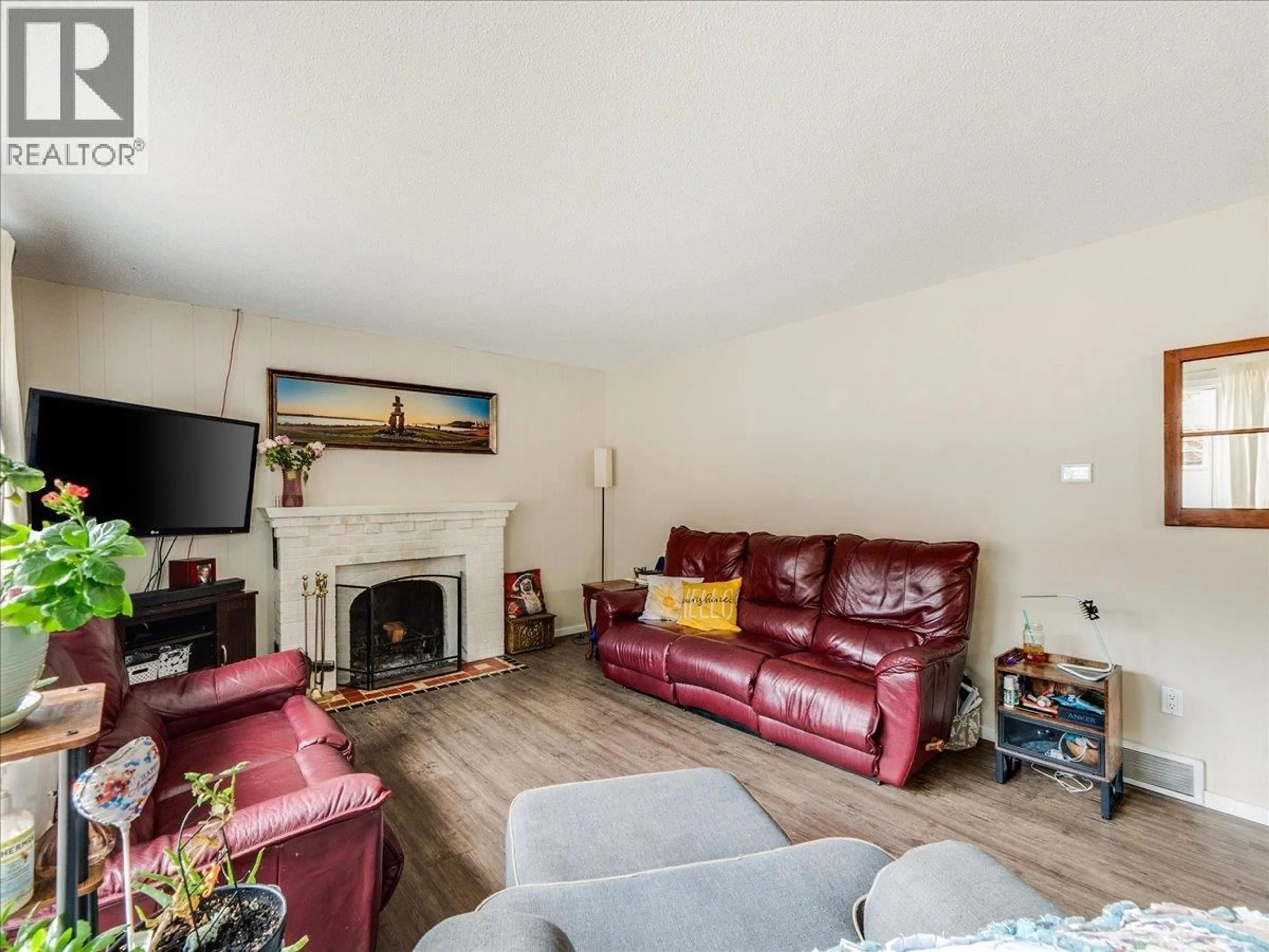 Living room with furniture, unknown for 1220 THIRD AVENUE, Trail British Columbia V1R1P2