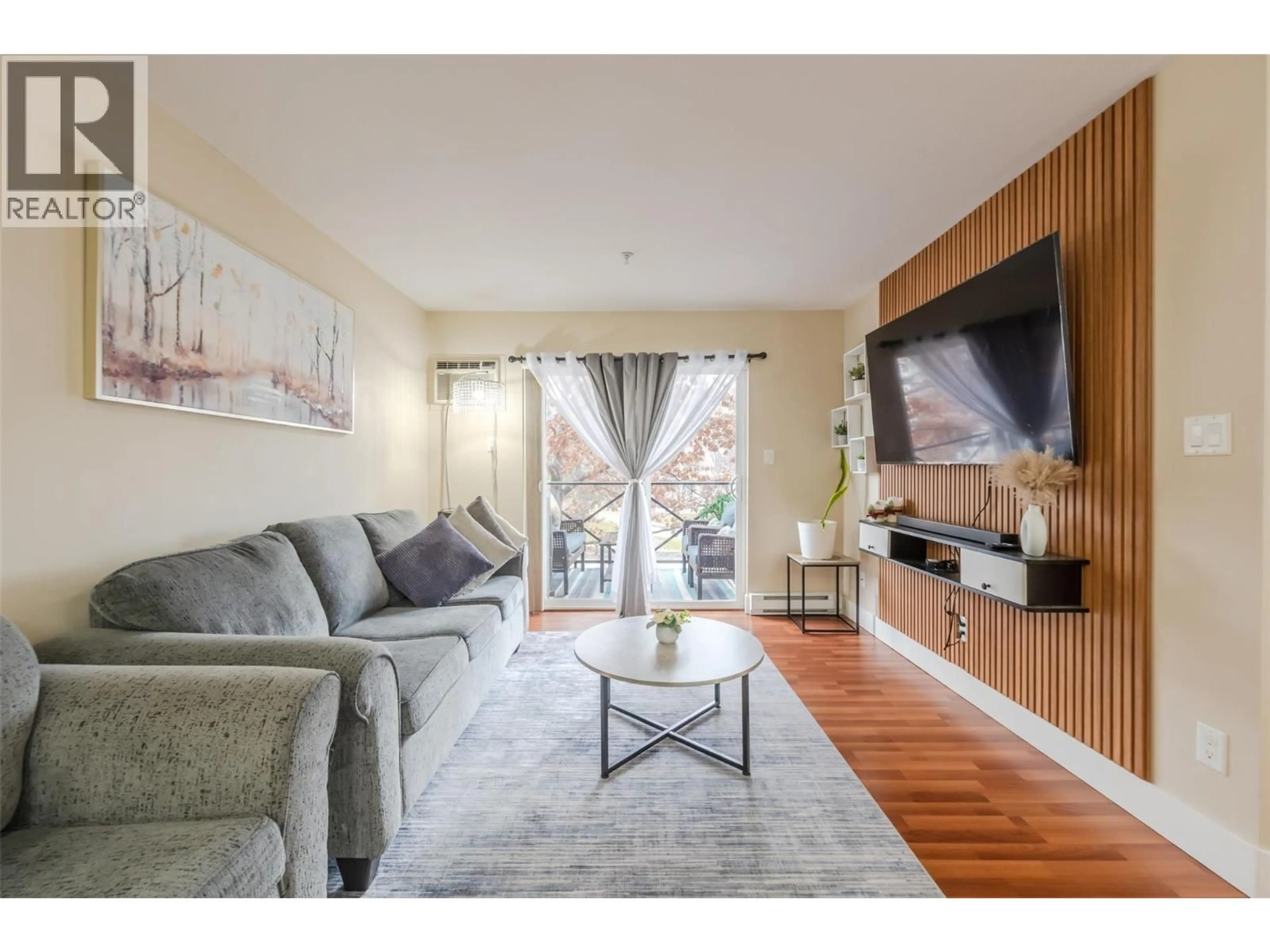 Living room with furniture, wood/laminate floor for 215 - 256 HASTINGS AVENUE, Penticton British Columbia V2A2V6