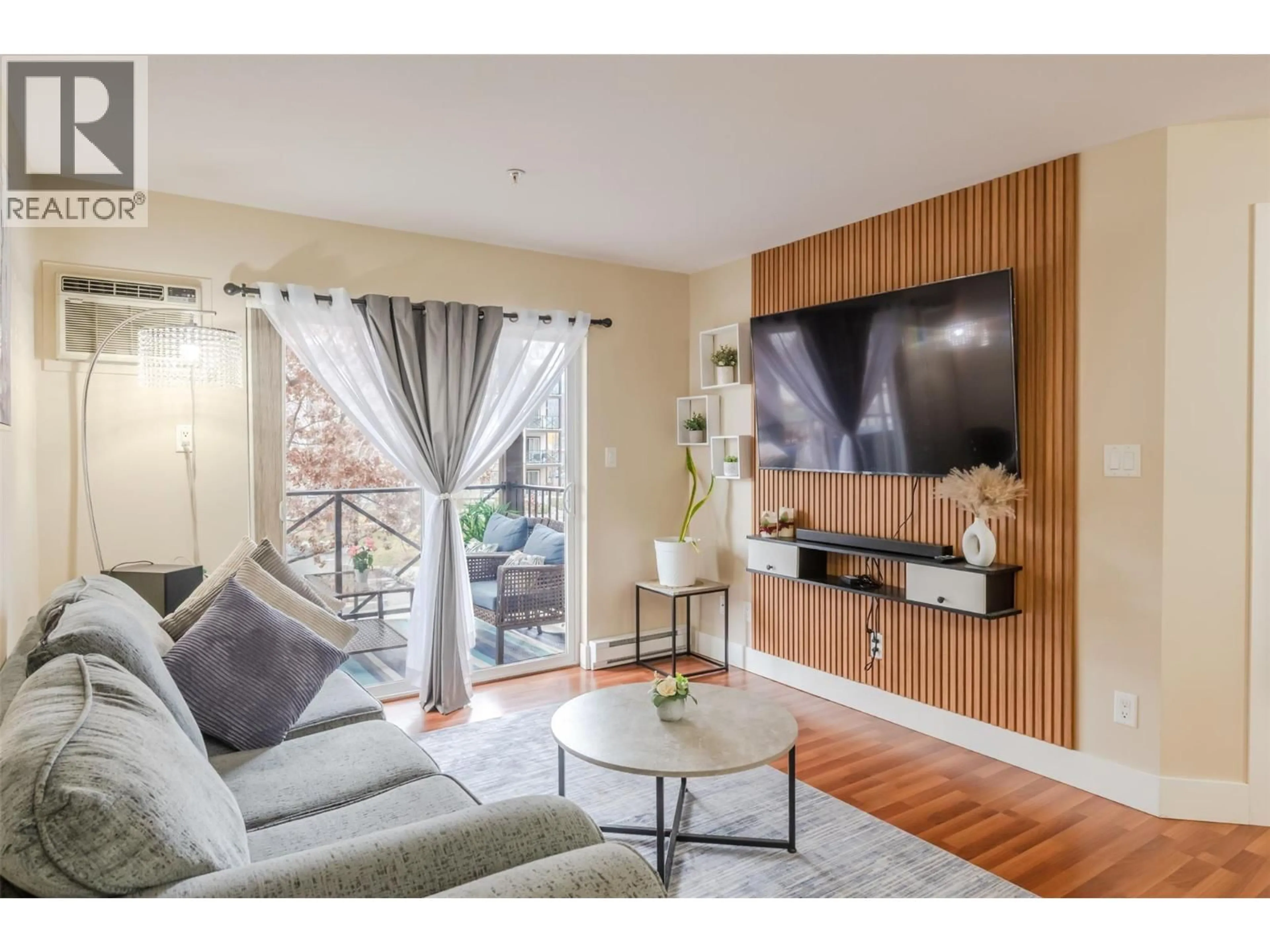 Living room with furniture, wood/laminate floor for 215 - 256 HASTINGS AVENUE, Penticton British Columbia V2A2V6