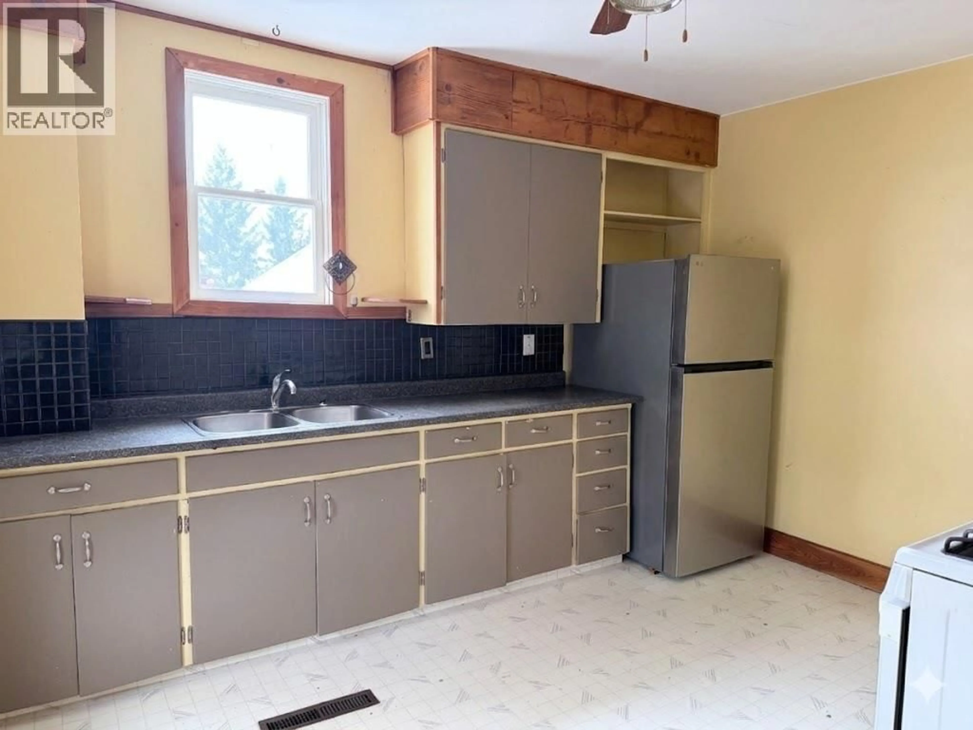 Standard kitchen, unknown for 229 9TH AVENUE SOUTH, Cranbrook British Columbia V1C2M4