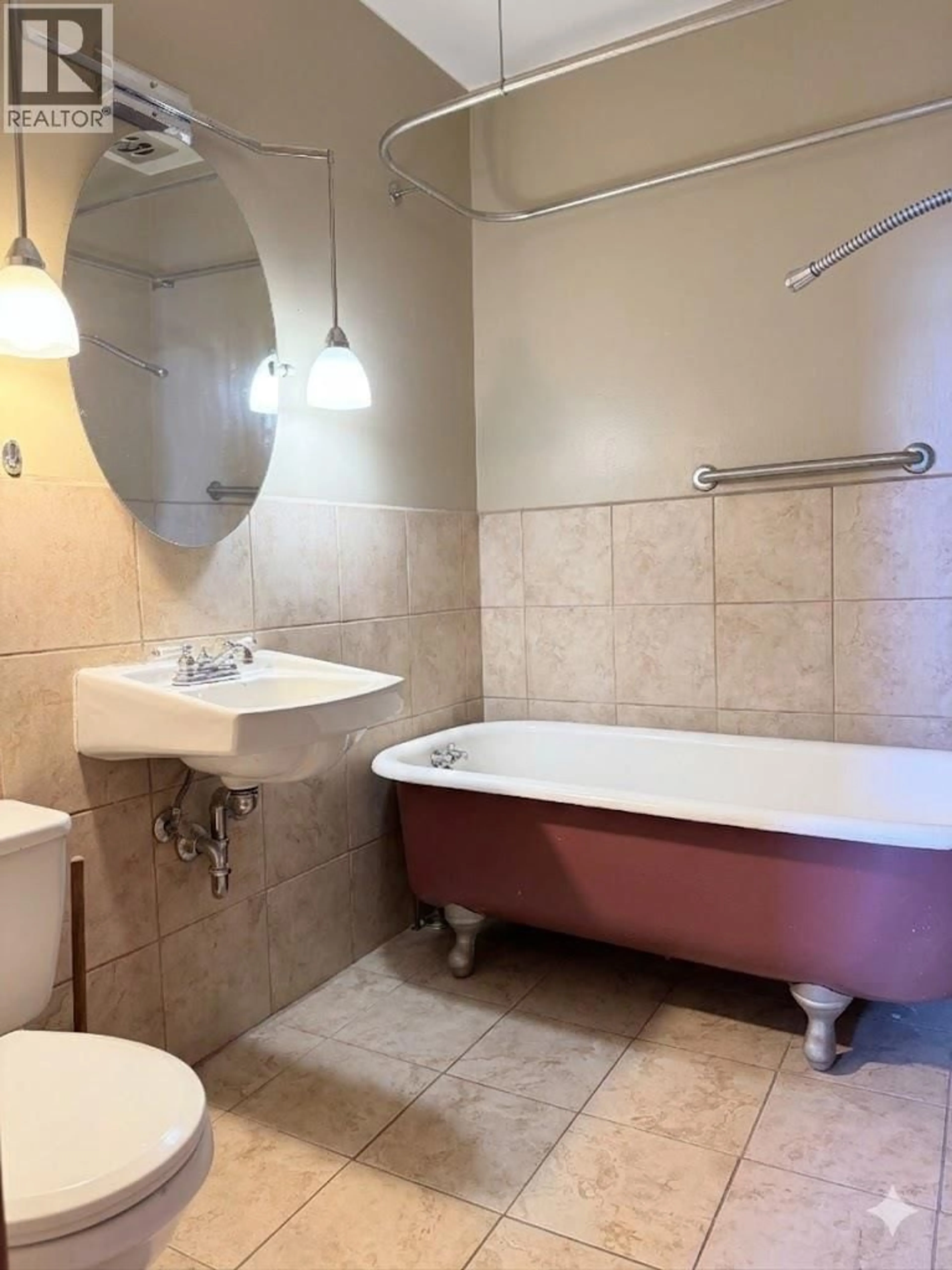 Standard bathroom, ceramic/tile floor for 229 9TH AVENUE SOUTH, Cranbrook British Columbia V1C2M4