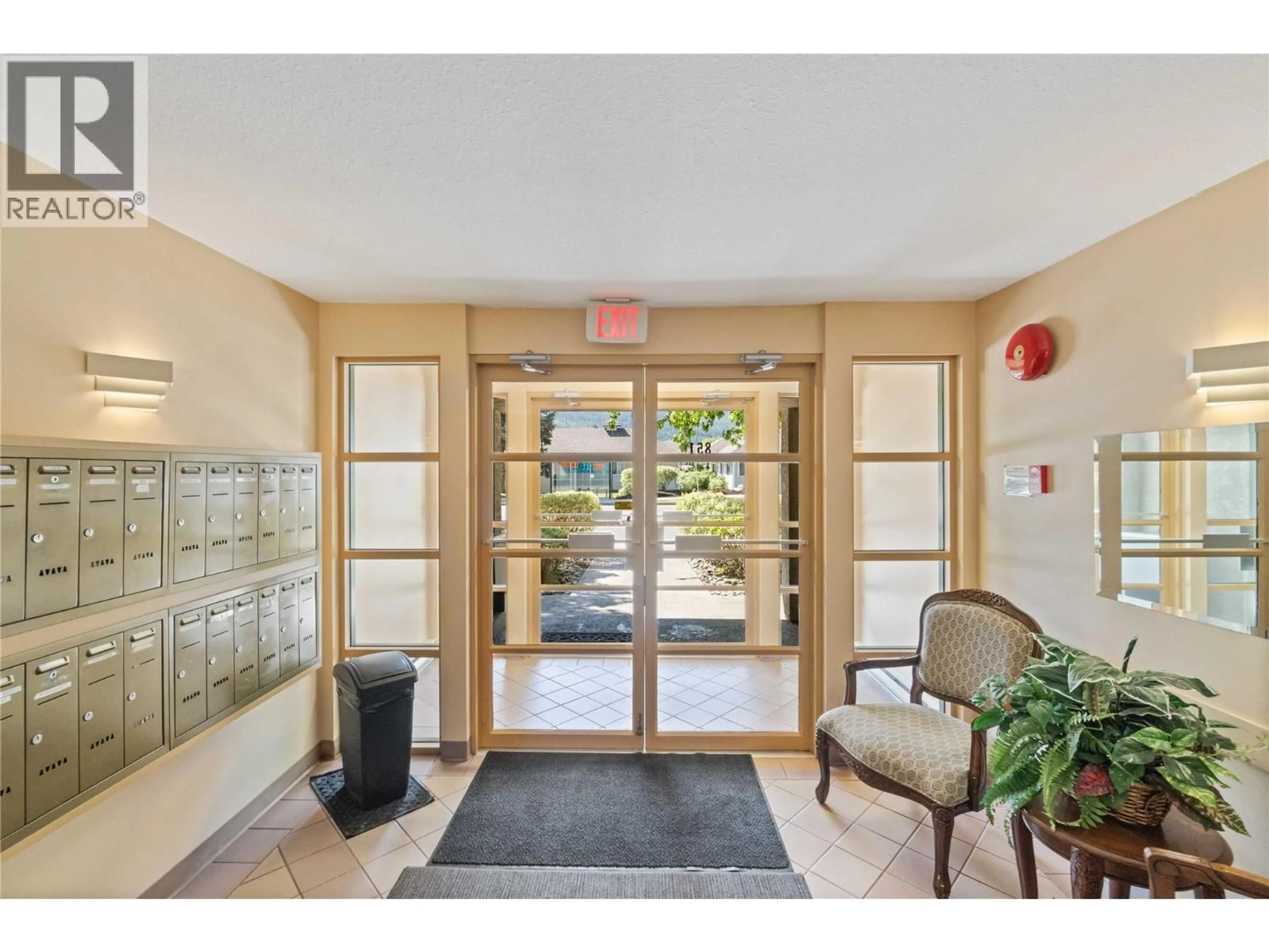 Indoor foyer for 303 - 851 5 AVENUE SOUTHWEST, Salmon Arm British Columbia V1E1K2