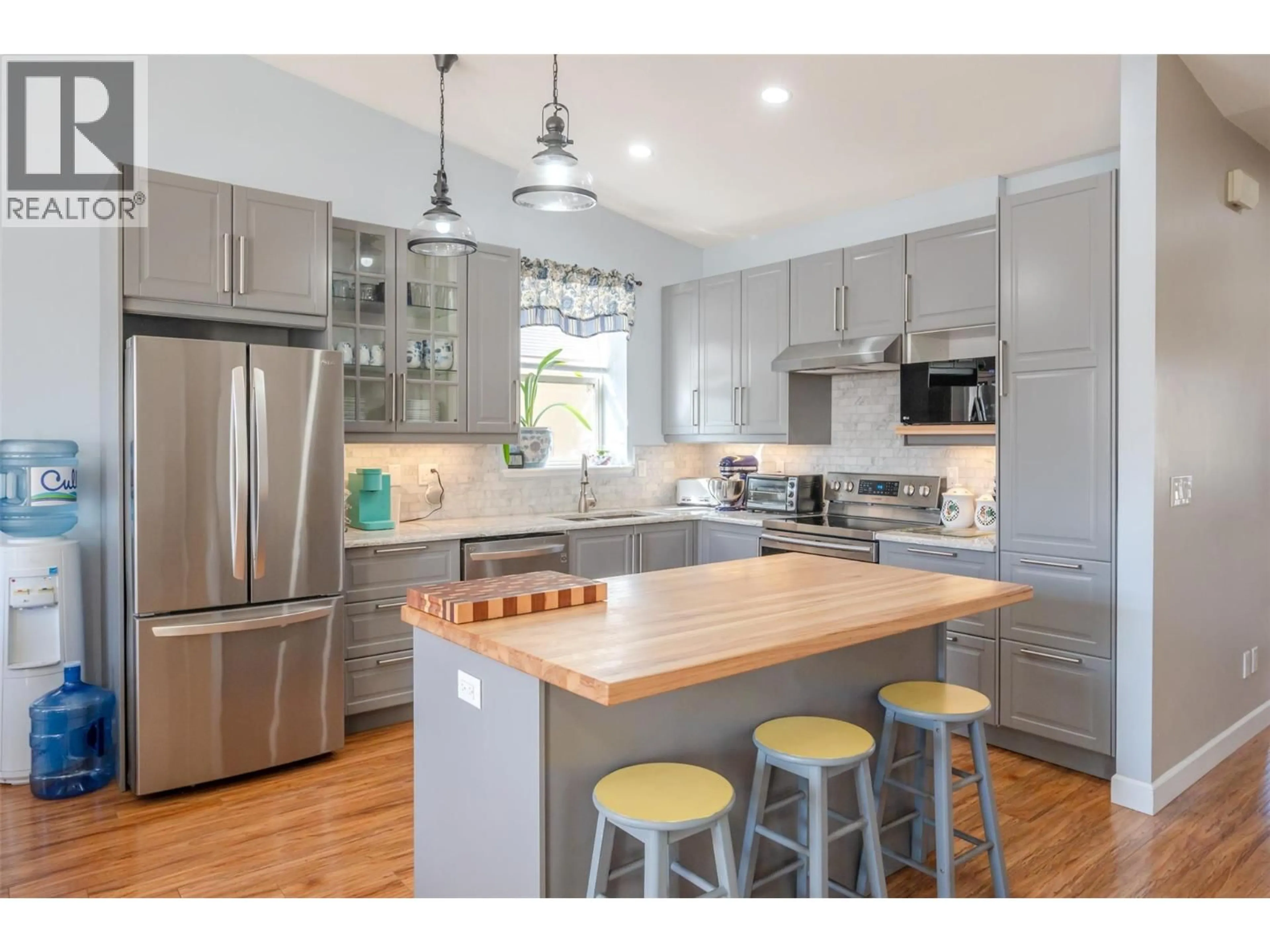 Open concept kitchen, wood/laminate floor for 6865 MOUNTAINVIEW DRIVE, Oliver British Columbia V0H1T4