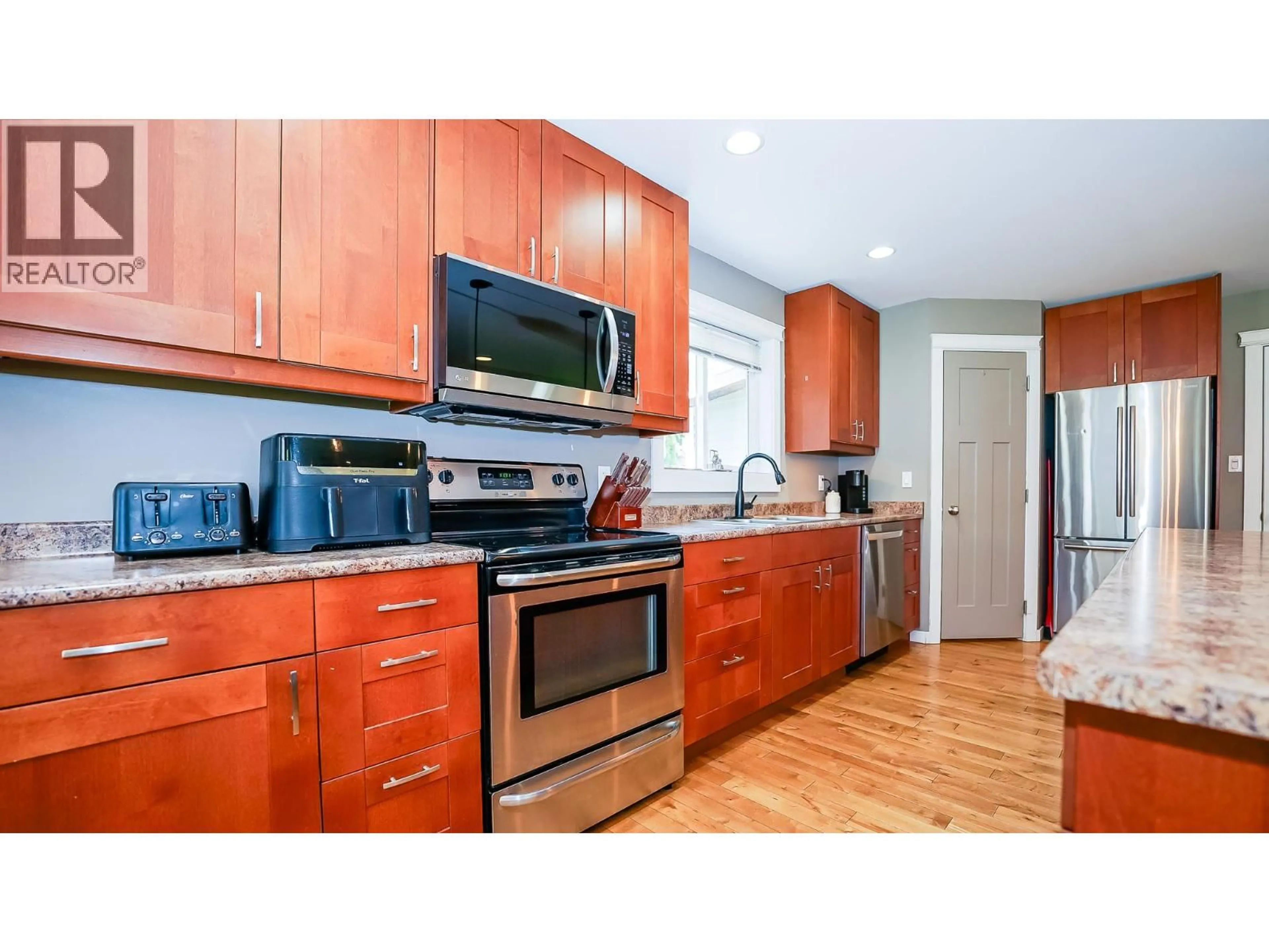 Standard kitchen, wood/laminate floor for 810 11 STREET SOUTHEAST, Salmon Arm British Columbia V1E1R3