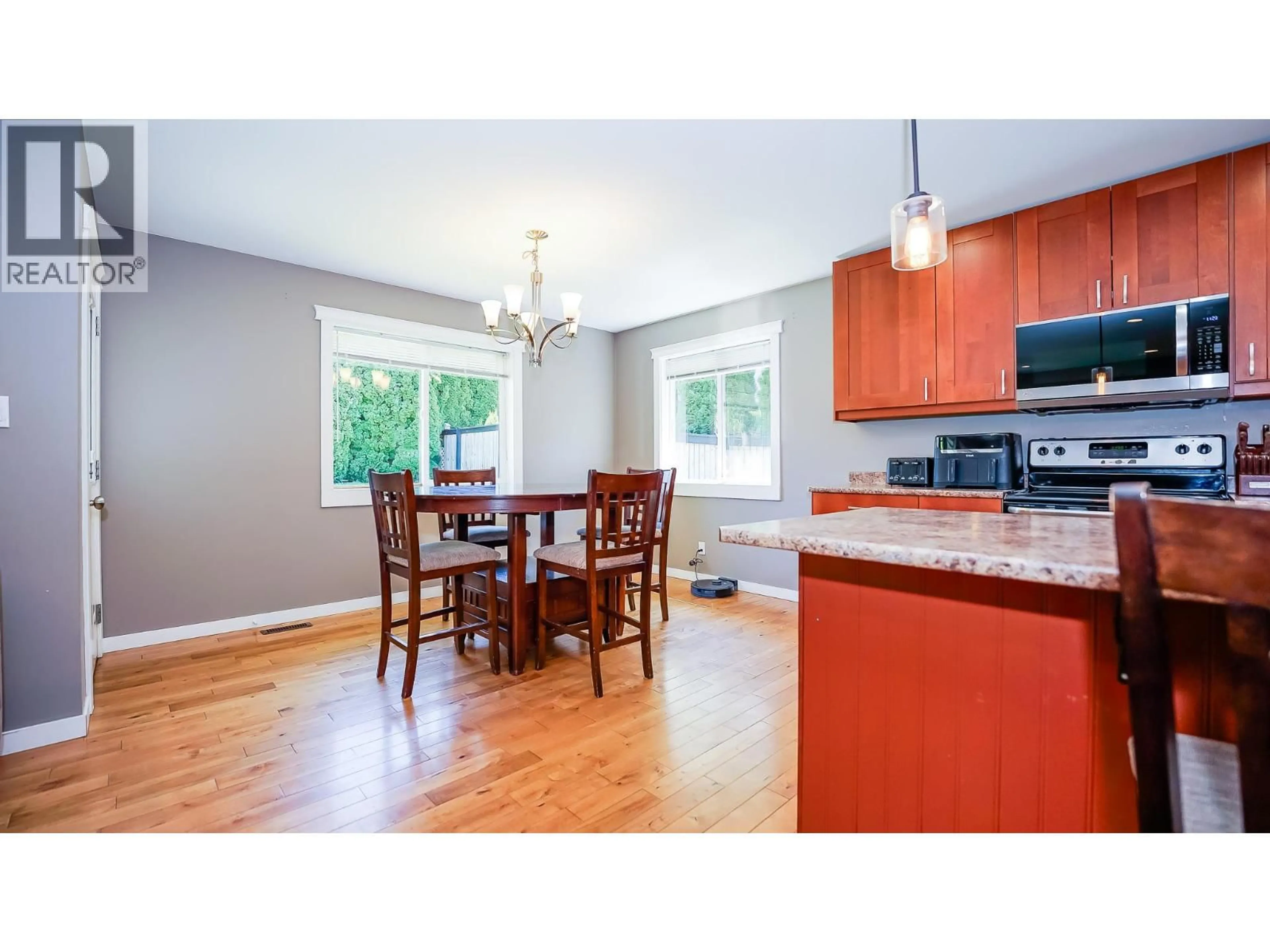 Open concept kitchen, wood/laminate floor for 810 11 STREET SOUTHEAST, Salmon Arm British Columbia V1E1R3