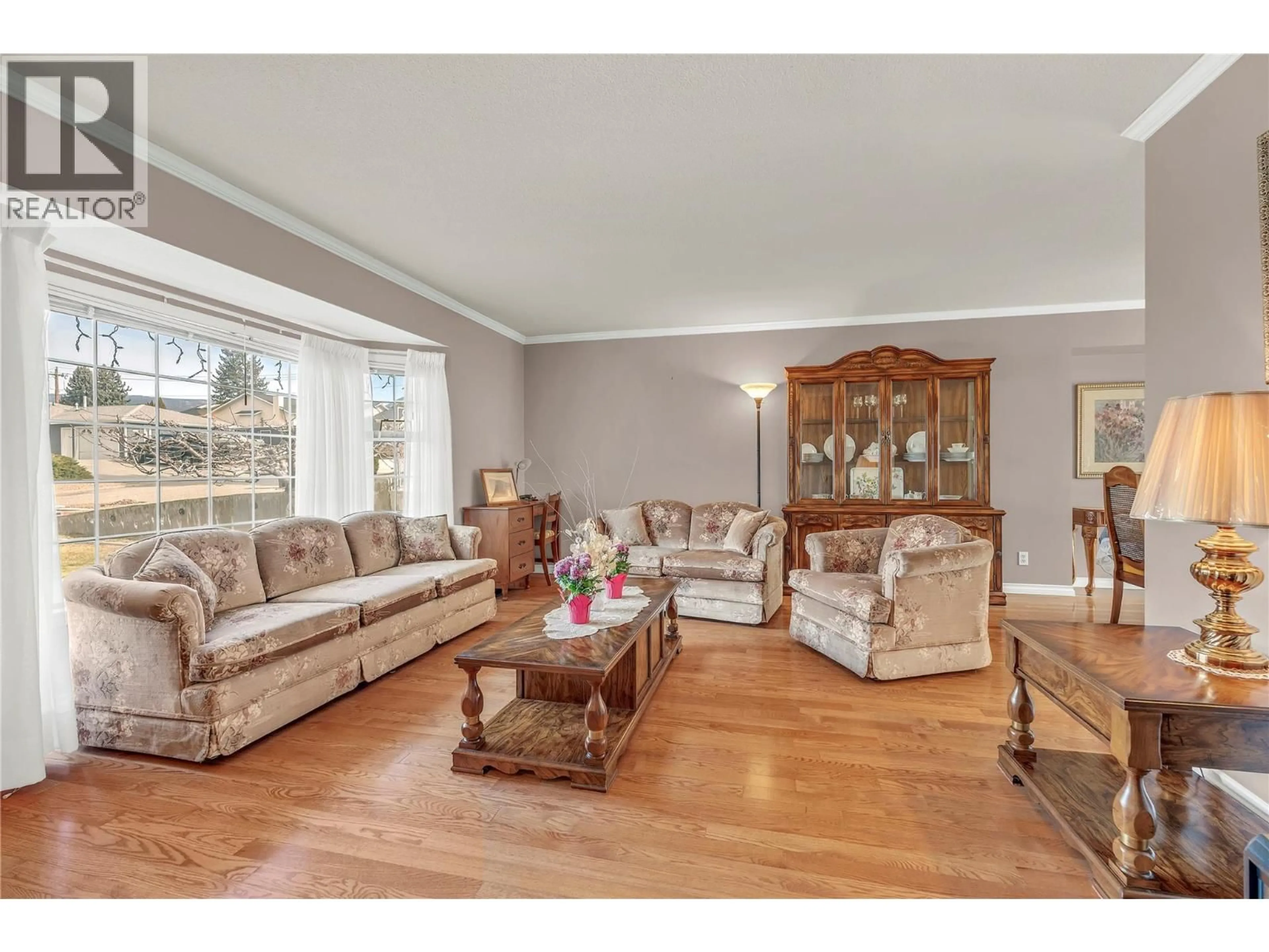 Living room with furniture, wood/laminate floor for 136 ROGERS CRESCENT, Penticton British Columbia V2A8E6