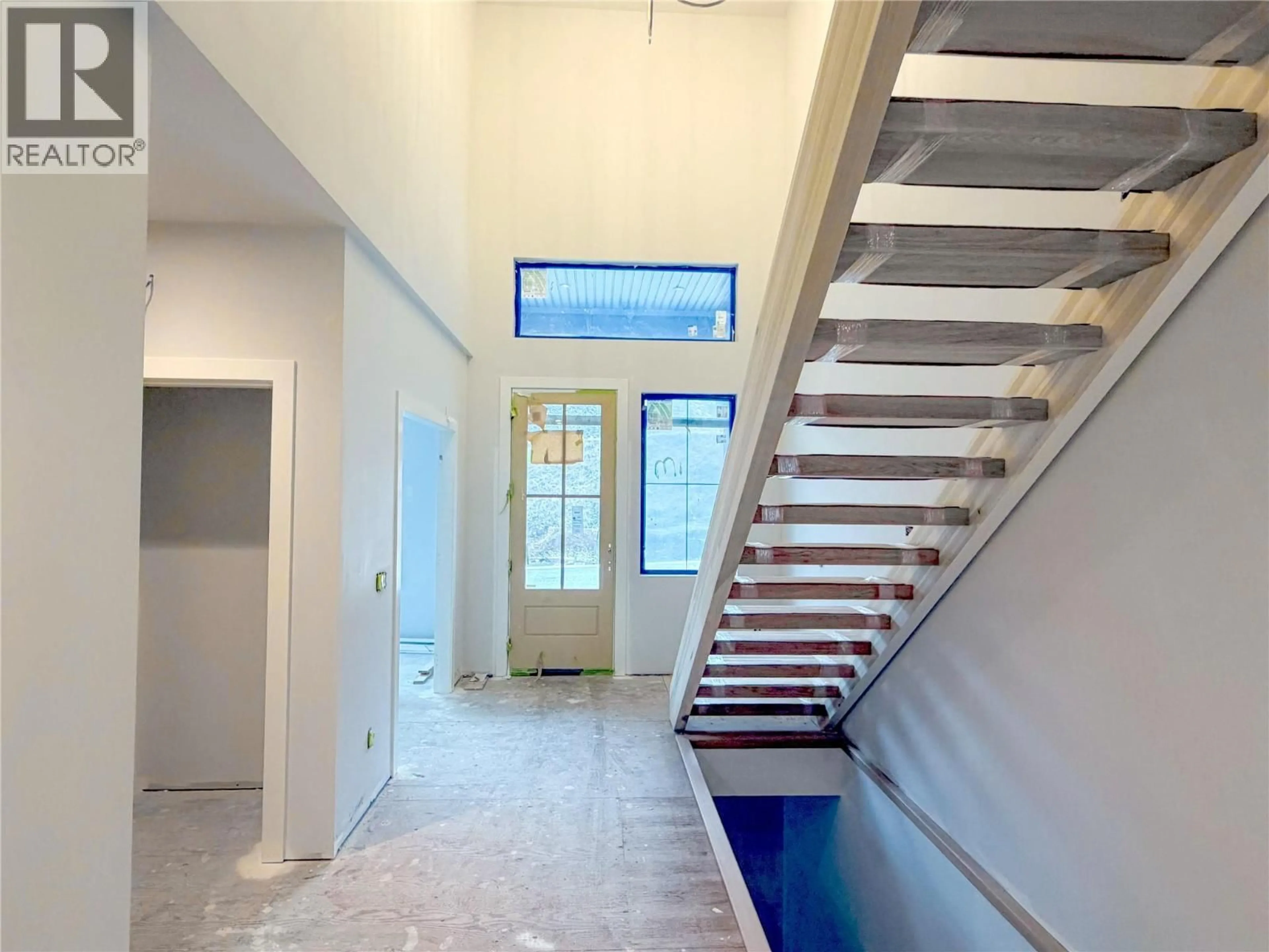 Indoor foyer for 1531 OLIVE POND PLACE, Kelowna British Columbia V1V2C6