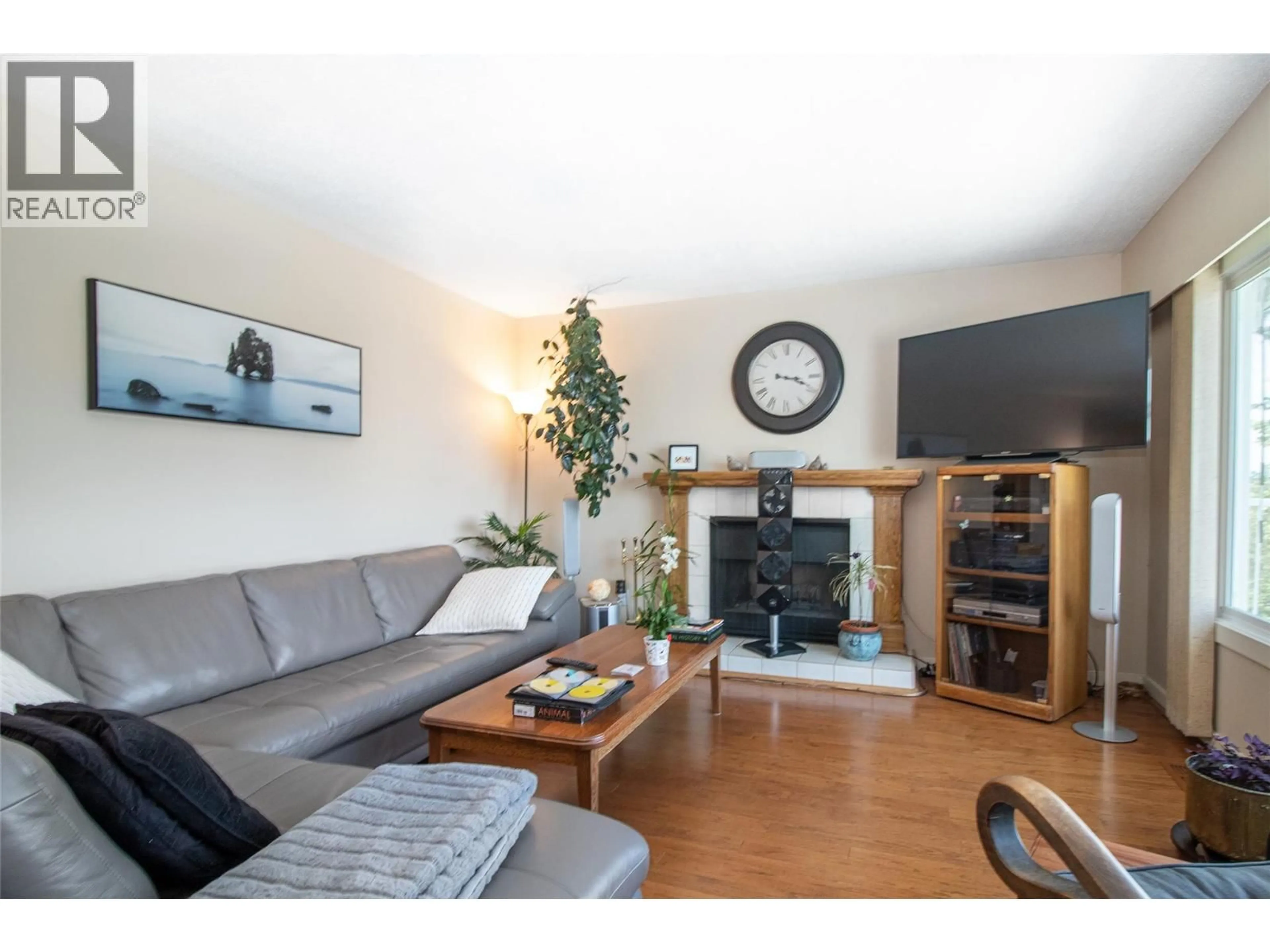 Living room with furniture, wood/laminate floor for 6335 TOPHAM PLACE, Peachland British Columbia V0H1X0