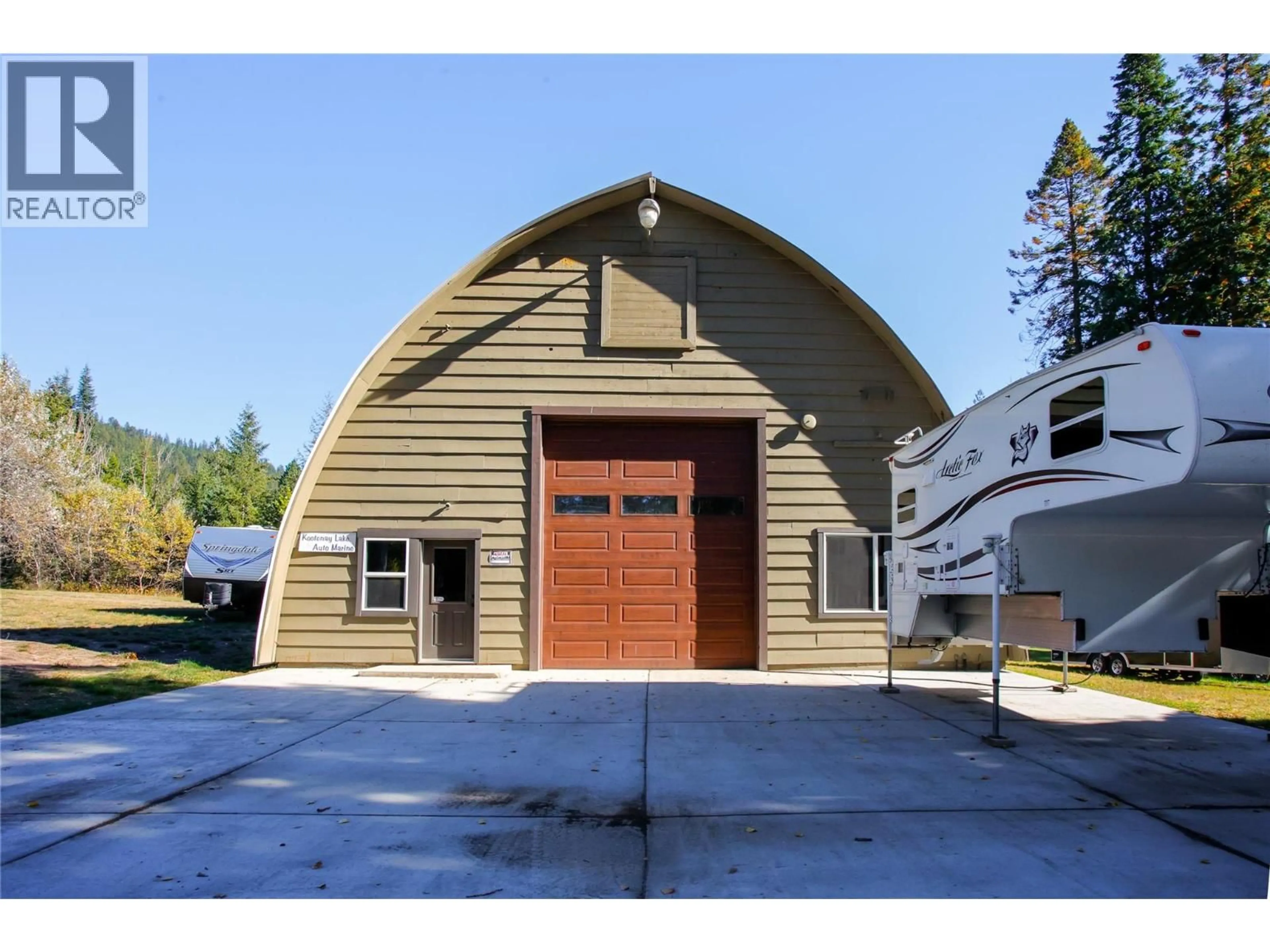 Indoor garage for 6142 HIGHWAY 3A HIGHWAY, Nelson British Columbia V1L6P5