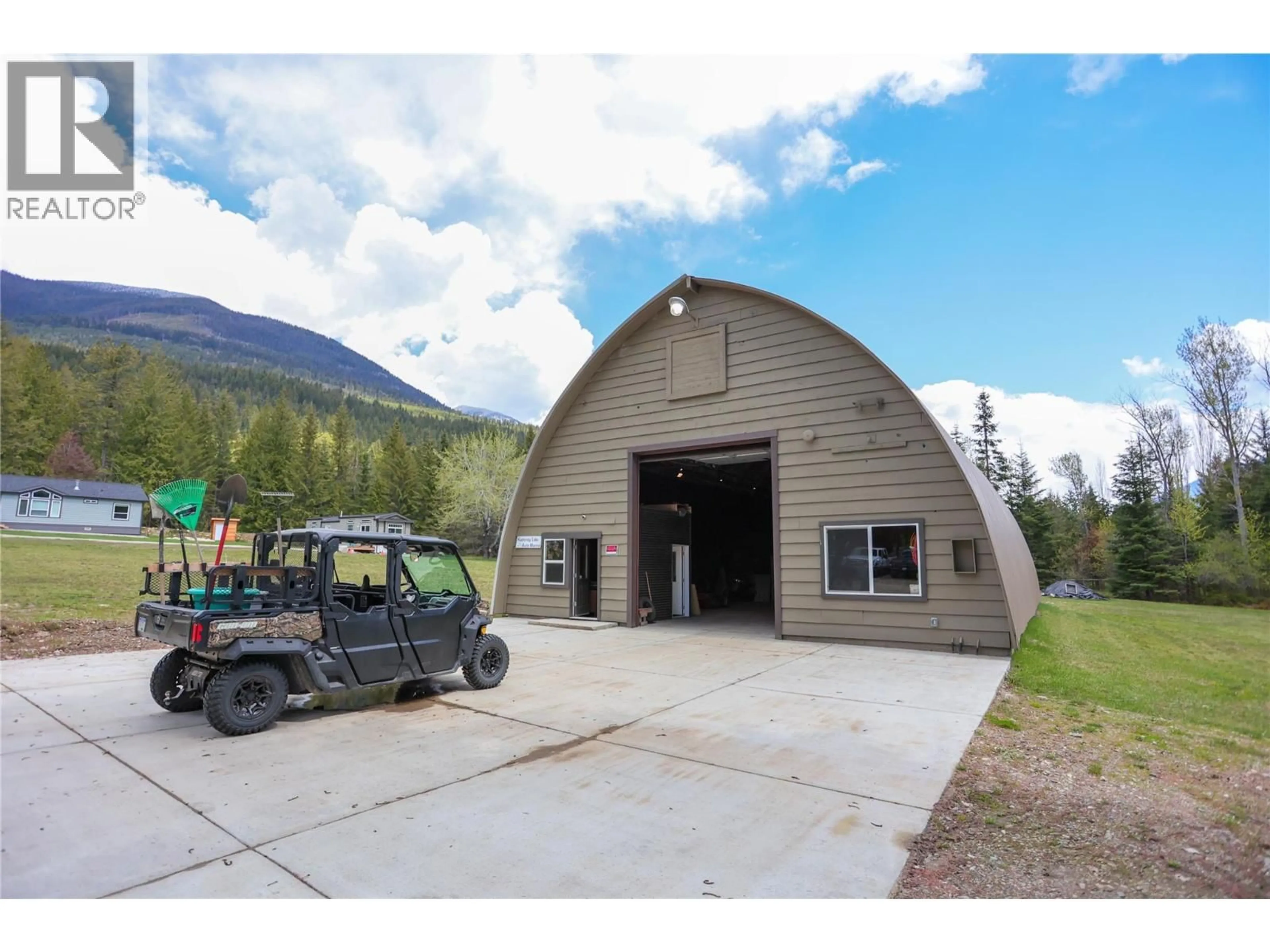 Indoor garage for 6142 HIGHWAY 3A HIGHWAY, Nelson British Columbia V1L6P5