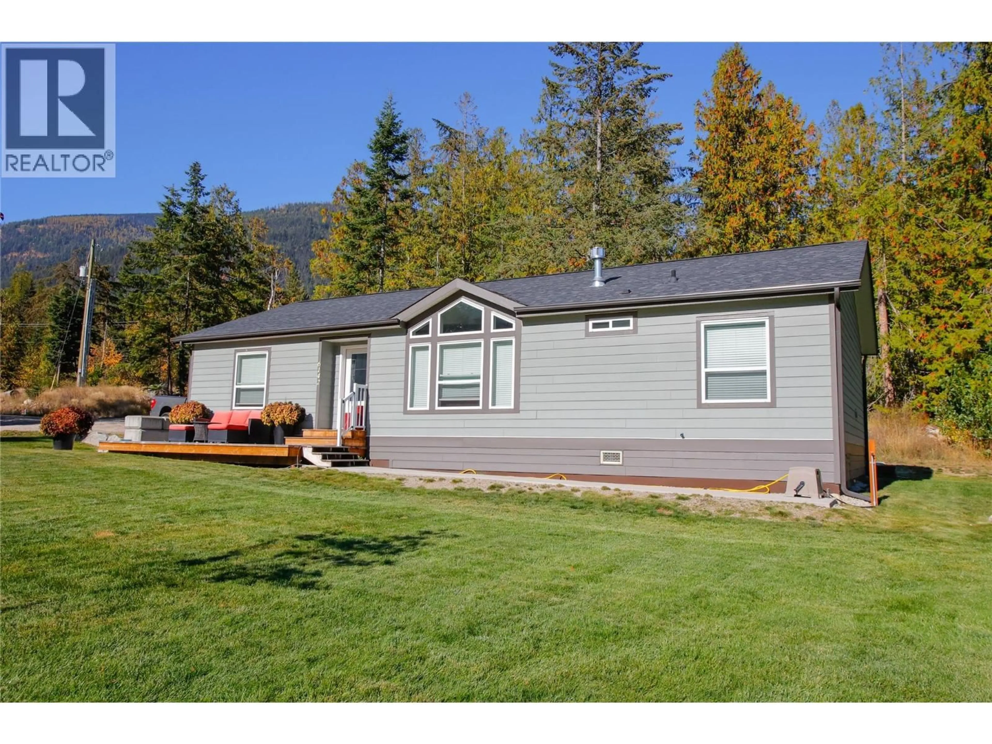 Home with vinyl exterior material, mountain view for 6142 HIGHWAY 3A HIGHWAY, Nelson British Columbia V1L6P5