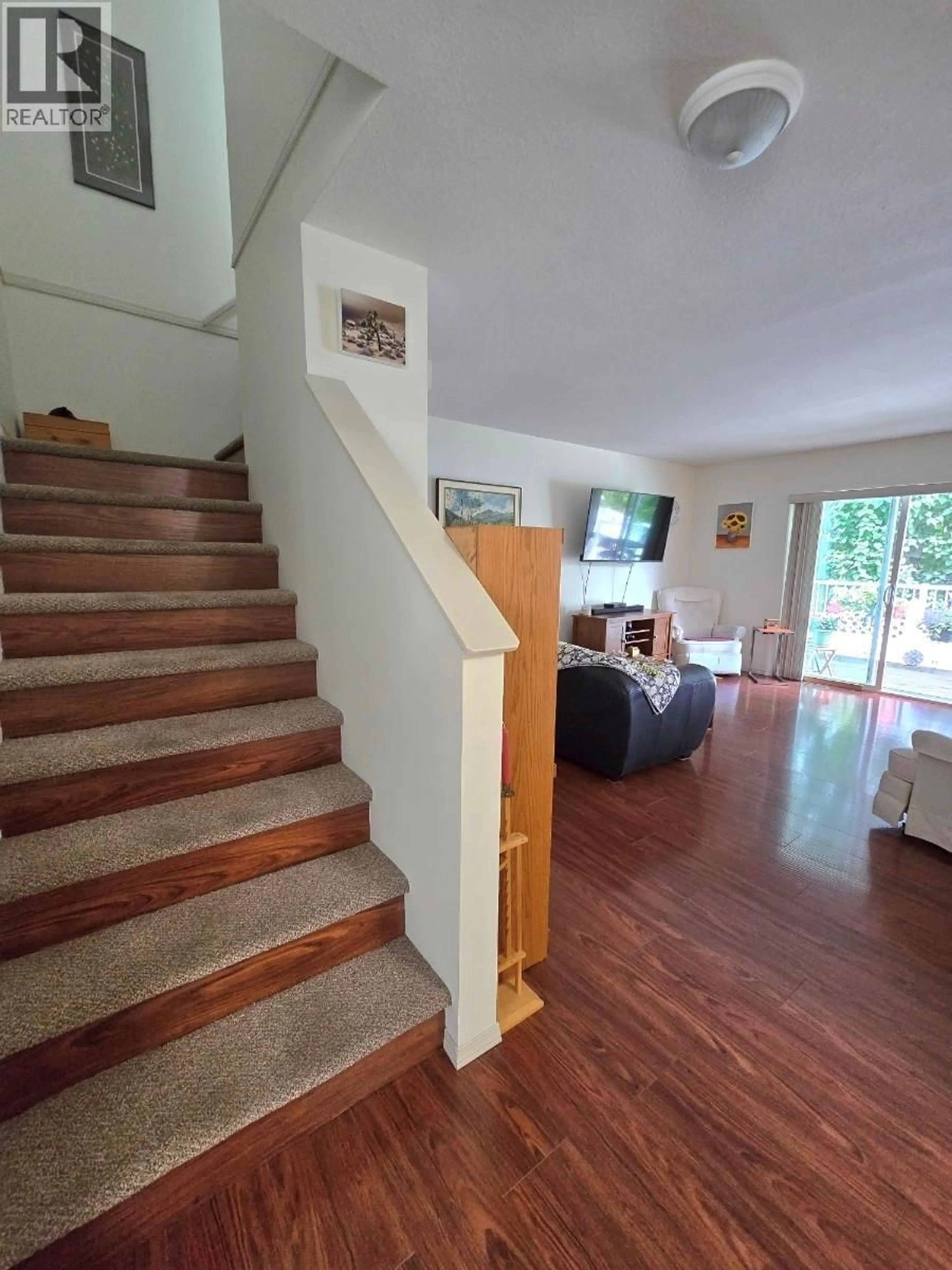Stairs for 16 - 2951 11 AVENUE NORTHEAST, Salmon Arm British Columbia V1E1V8