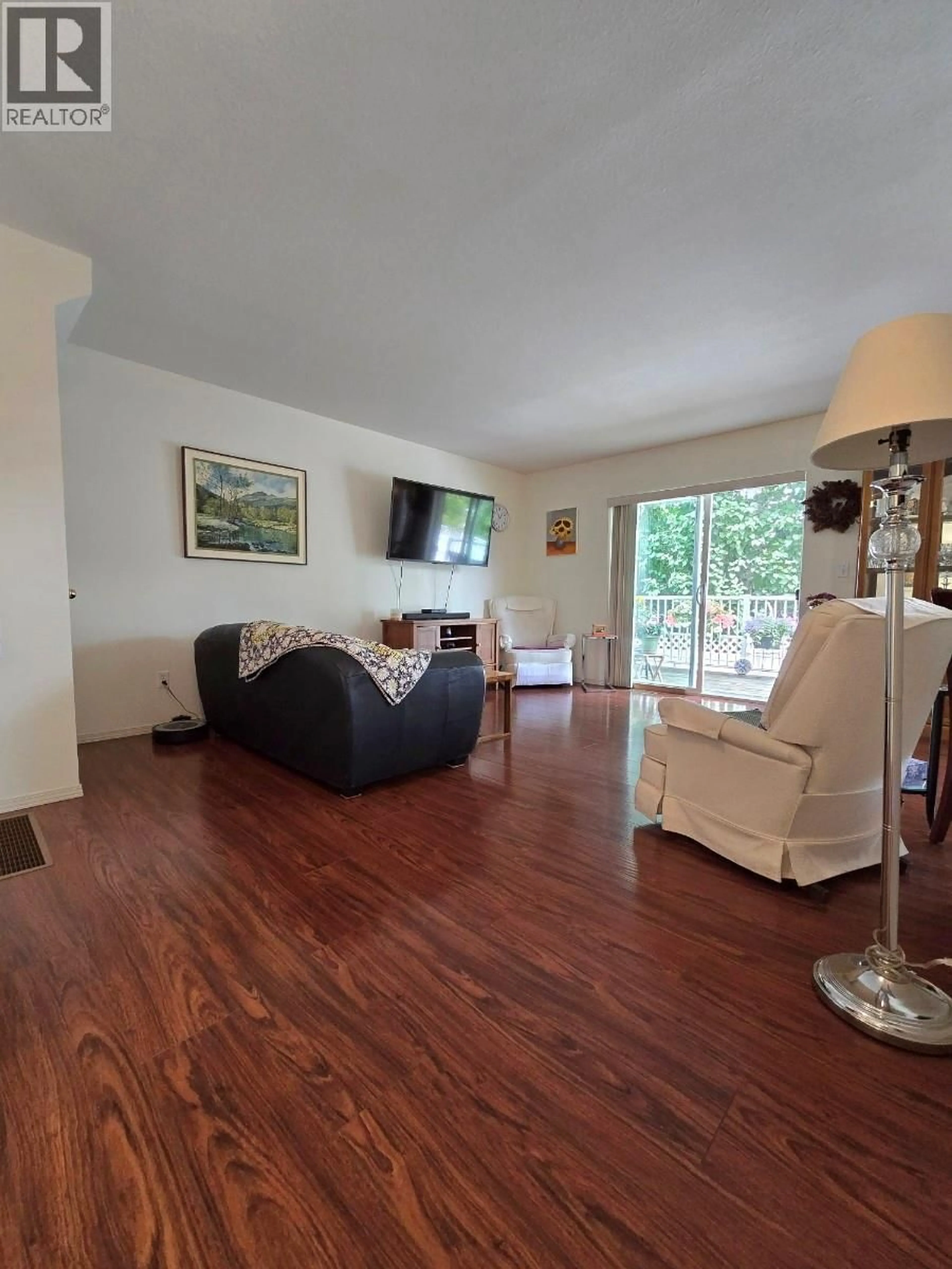Living room with furniture, wood/laminate floor for 16 - 2951 11 AVENUE NORTHEAST, Salmon Arm British Columbia V1E1V8