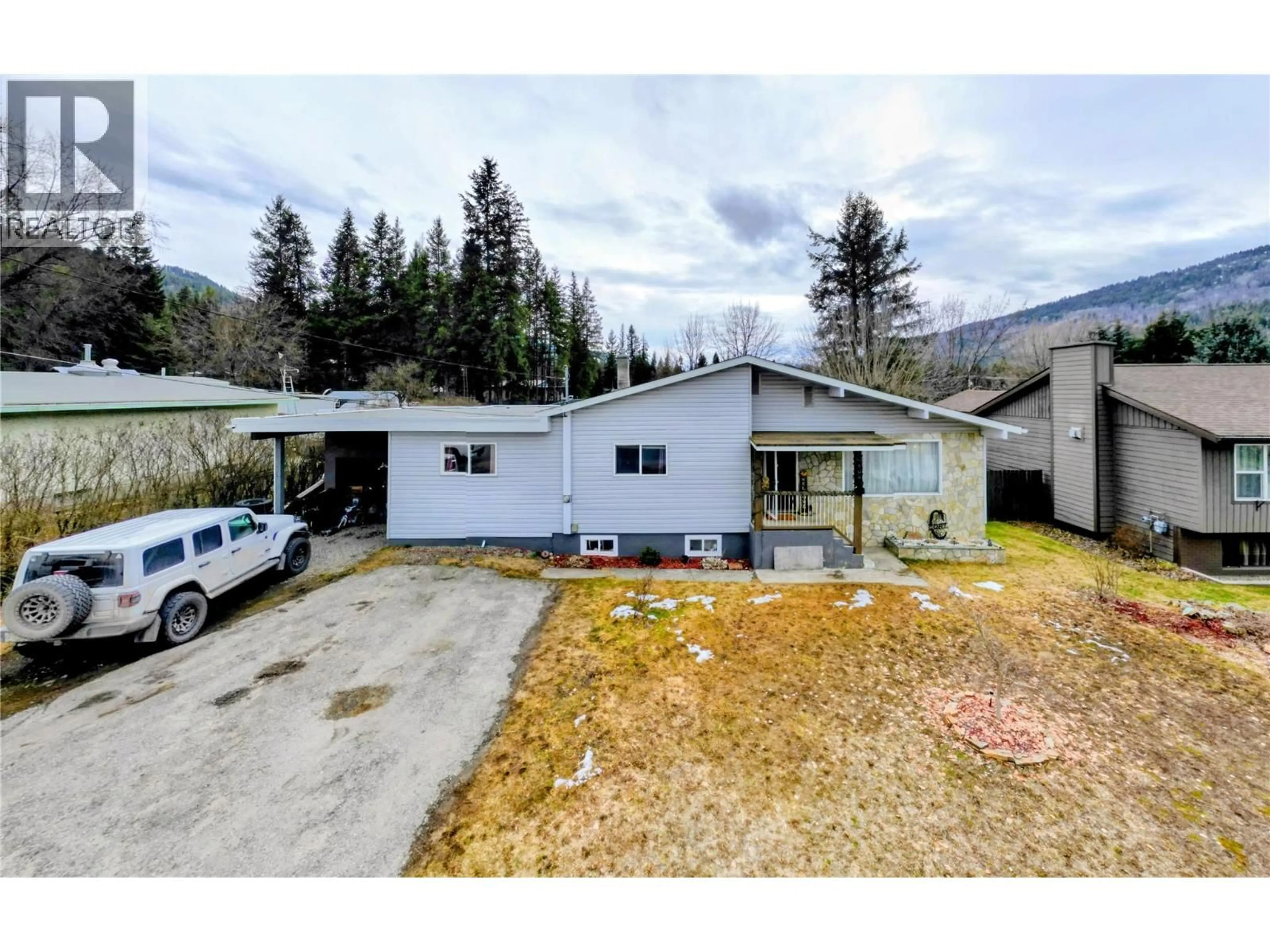 A pic from outside/outdoor area/front of a property/back of a property/a pic from drone, mountain view for 101 PINE AVENUE, Fruitvale British Columbia V0G1L0