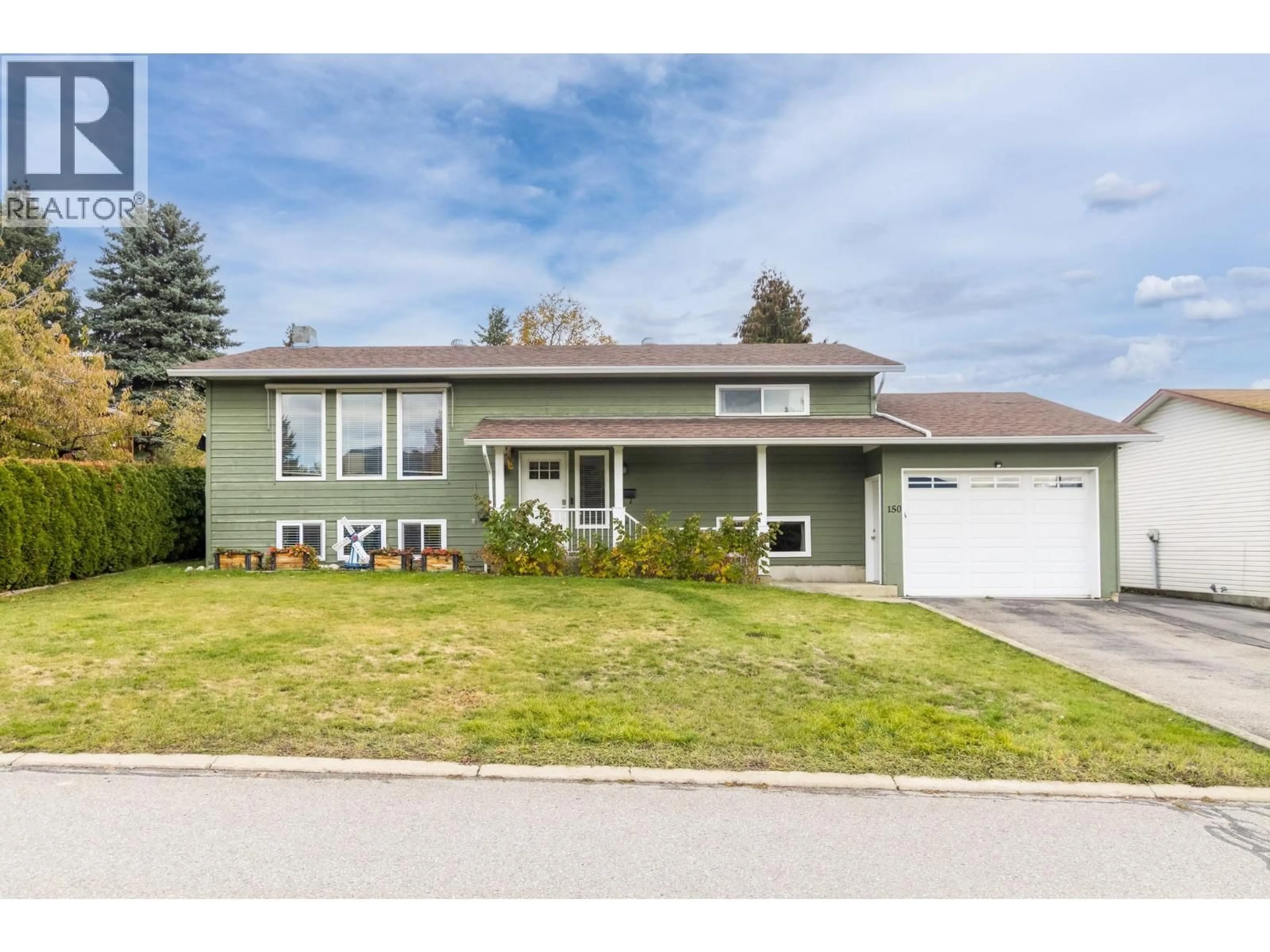 Home with vinyl exterior material, street for 150 17 STREET NORTHEAST, Salmon Arm British Columbia V1E1P2