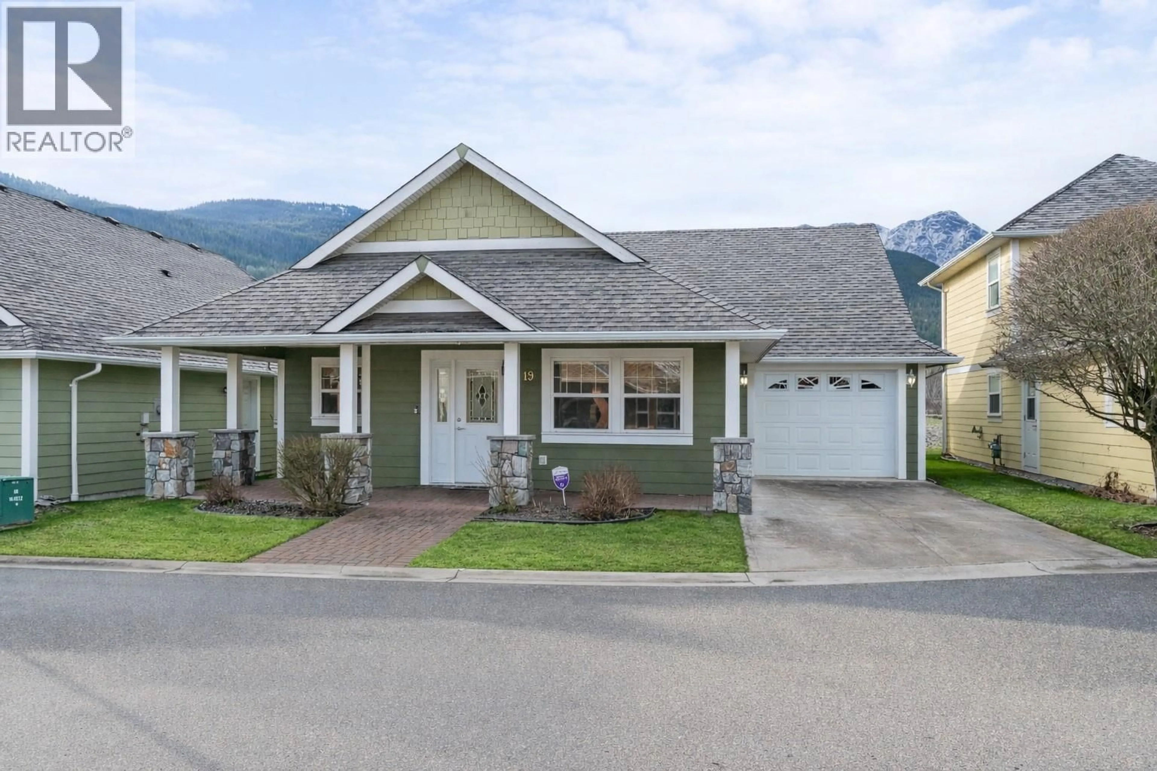 Home with vinyl exterior material, mountain view for 19 - 1231 10 STREET SOUTHWEST, Salmon Arm British Columbia V1E0A5