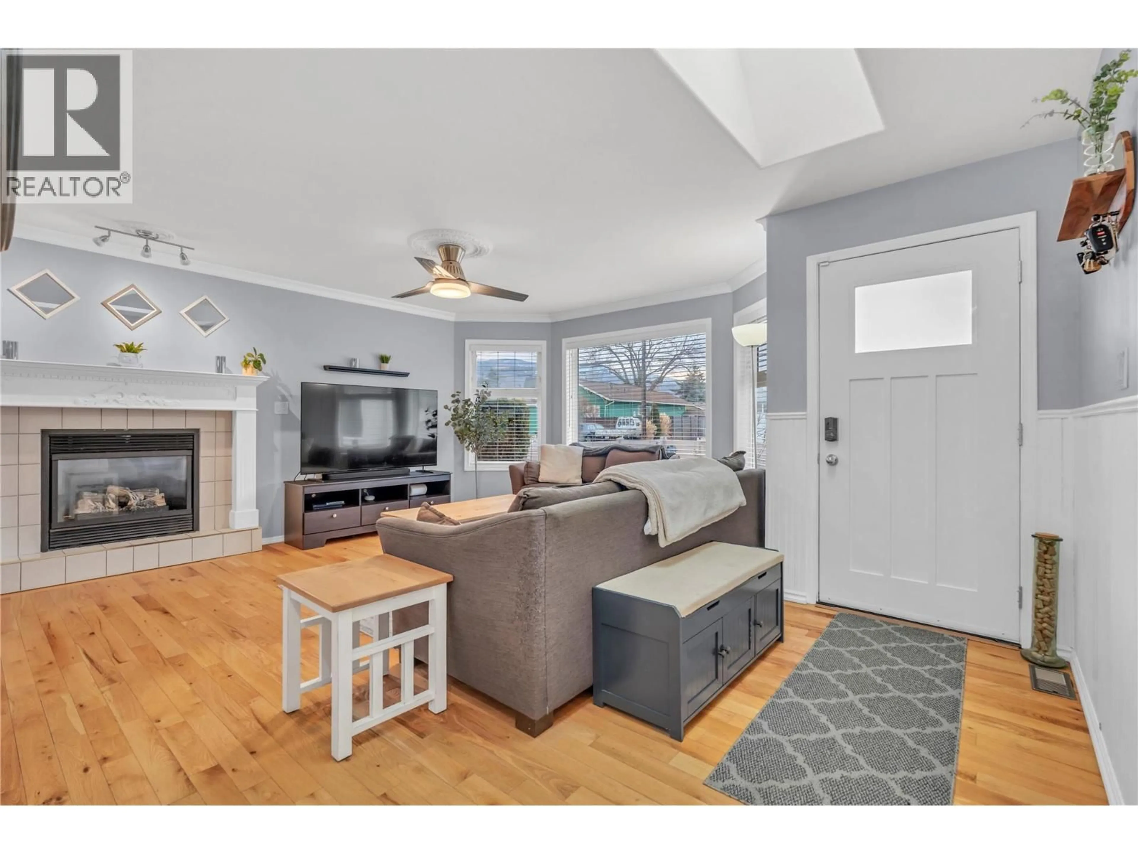 Living room with furniture, unknown for 119 HUTH AVENUE, Penticton British Columbia V2A2Z7