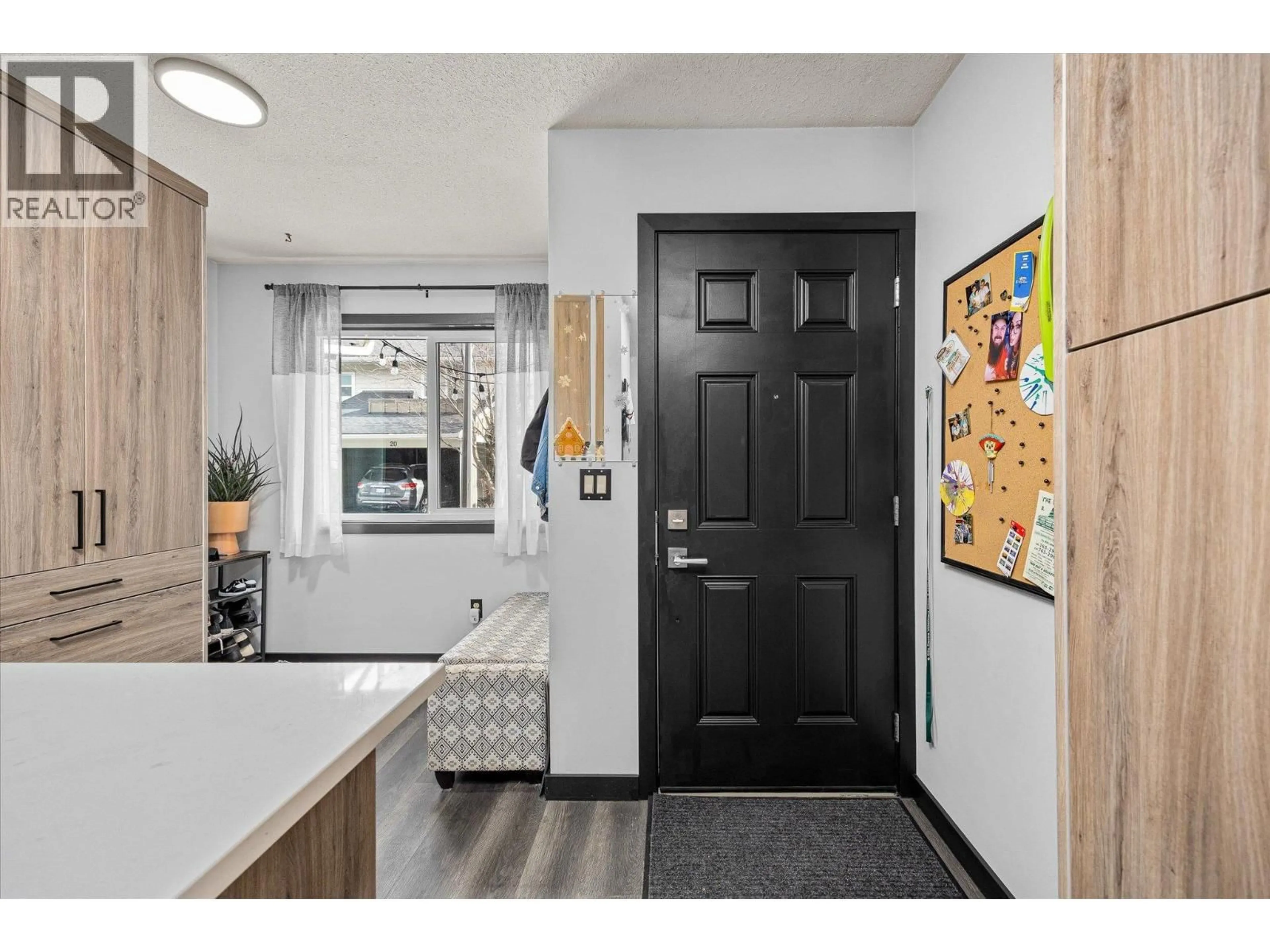 Indoor entryway for 15 - 2055 ETHEL STREET, Kelowna British Columbia V1Y2Z6